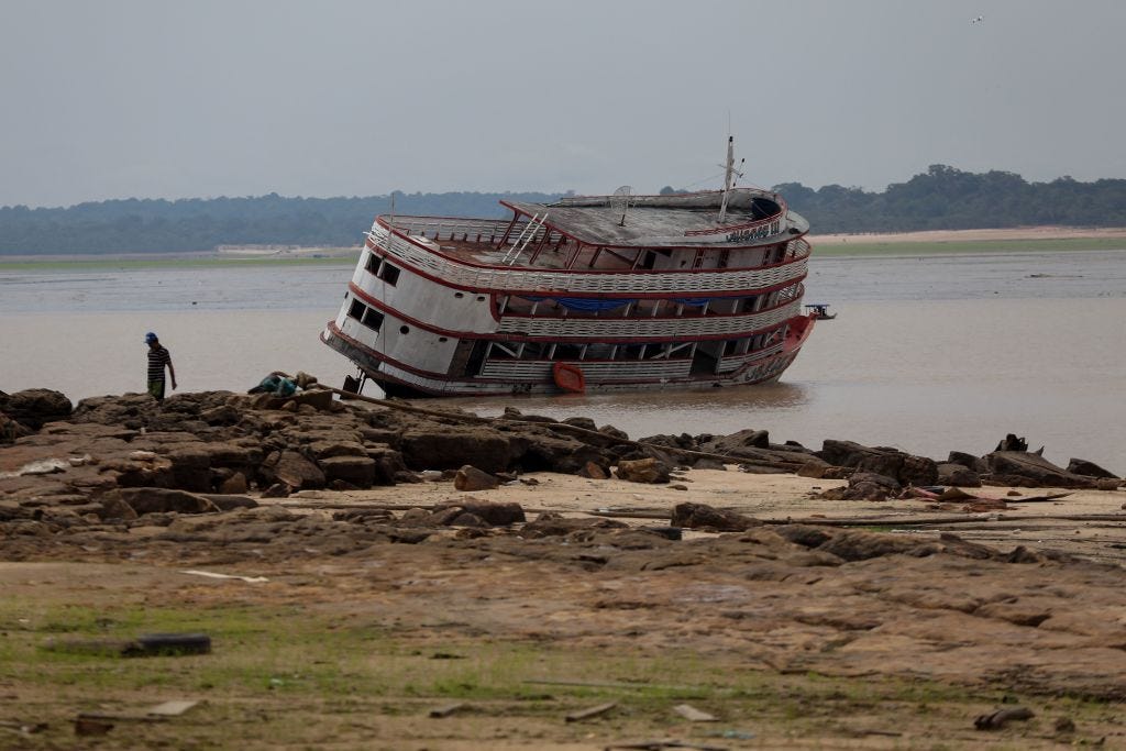 Ein Boot lief in Manaus im Bundesstaat Amazonas im Norden Brasiliens auf Grund