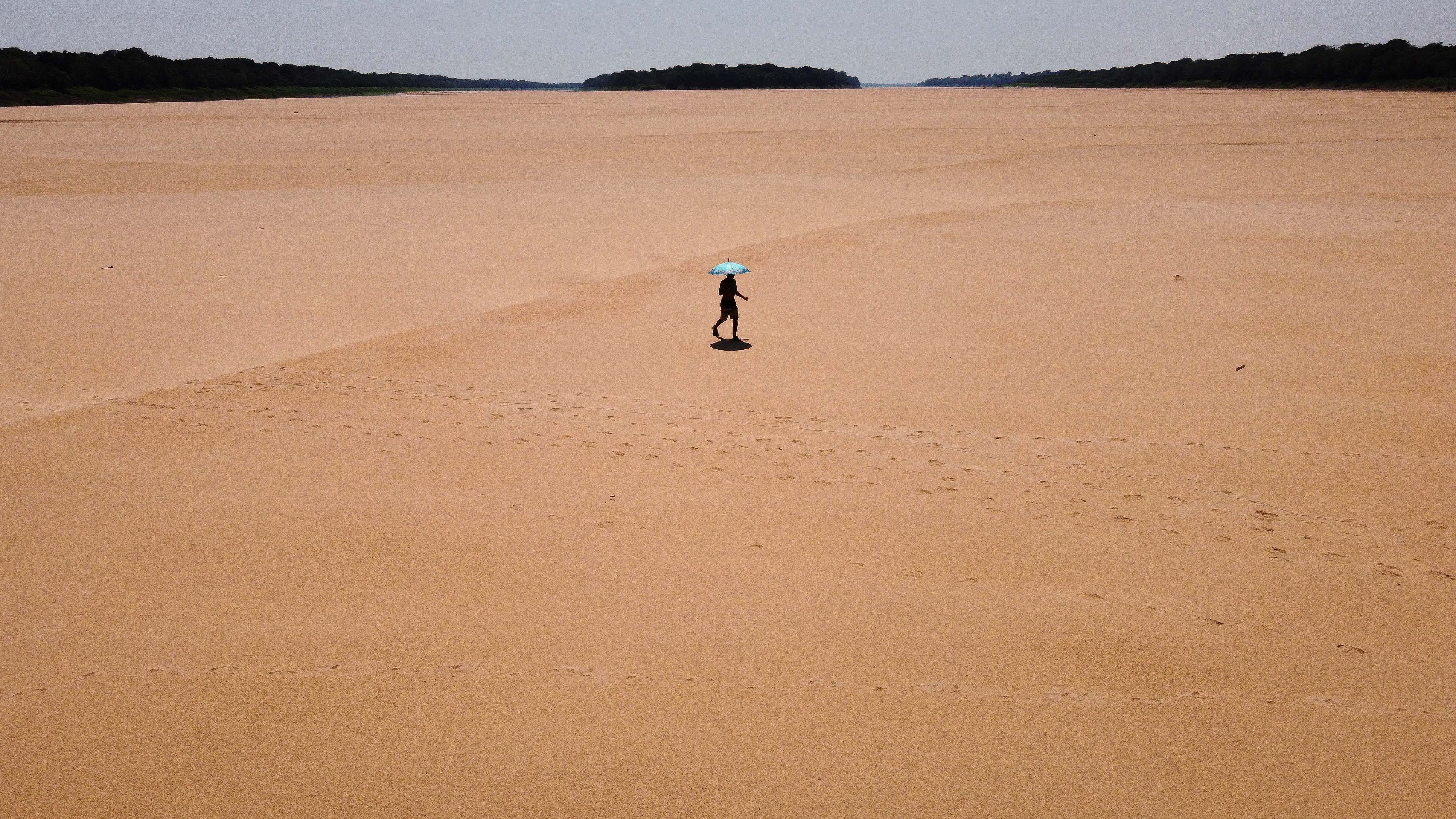 Ein Mann läuft aufgrund der Dürre durch ein trockenes Gebiet im Amazonasgebiet