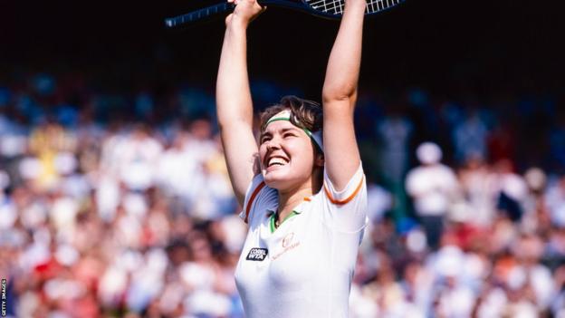 Die Schweizerin Martina Hingis feiert den Sieg in Wimbledon 1997