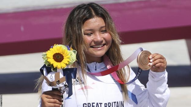 Sky Brown vom Team GB feiert den Gewinn ihrer olympischen Bronzemedaille im Skateboarden