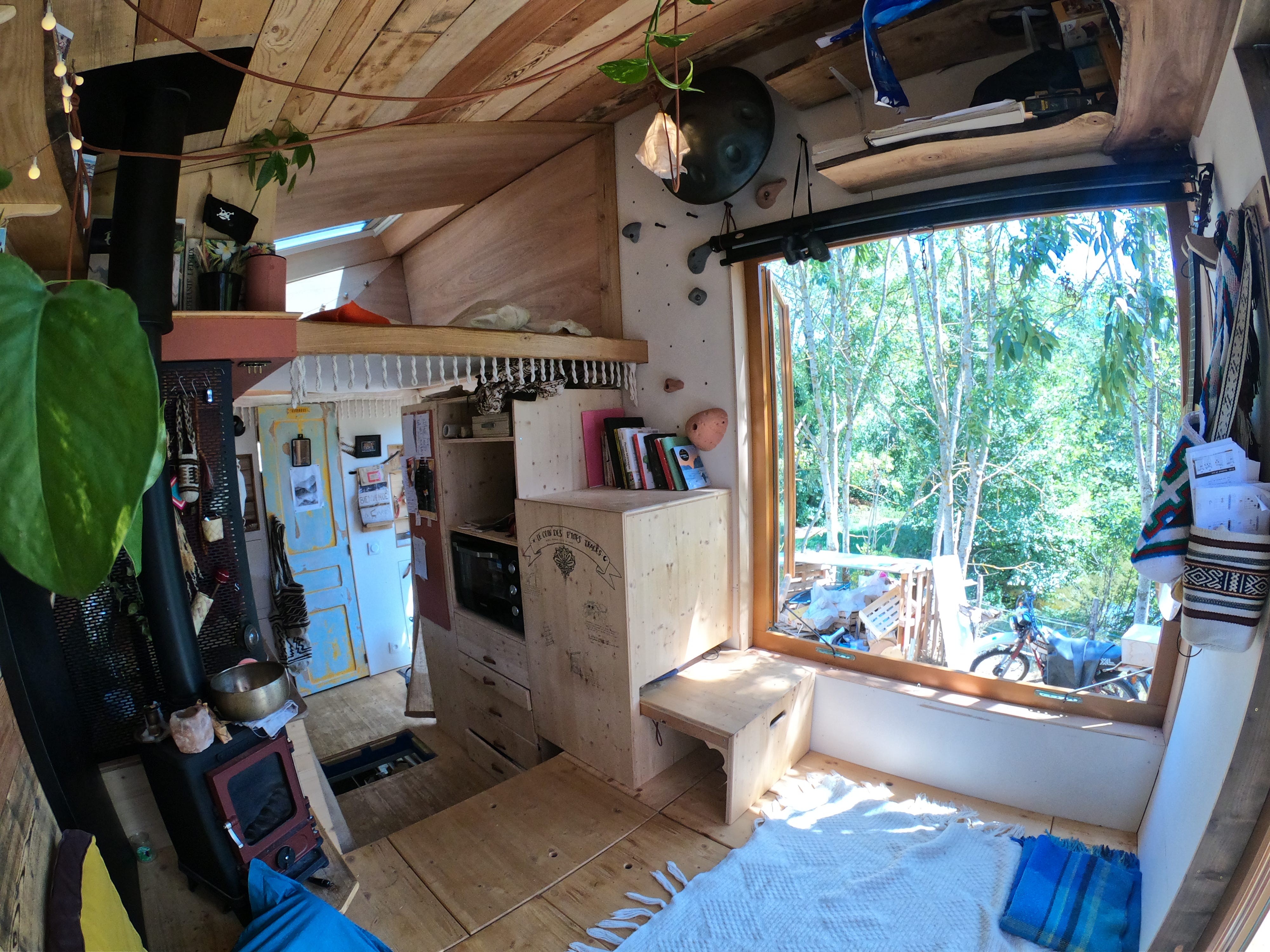 Das Innere einer kleinen Holzhütte mit Dachboden.