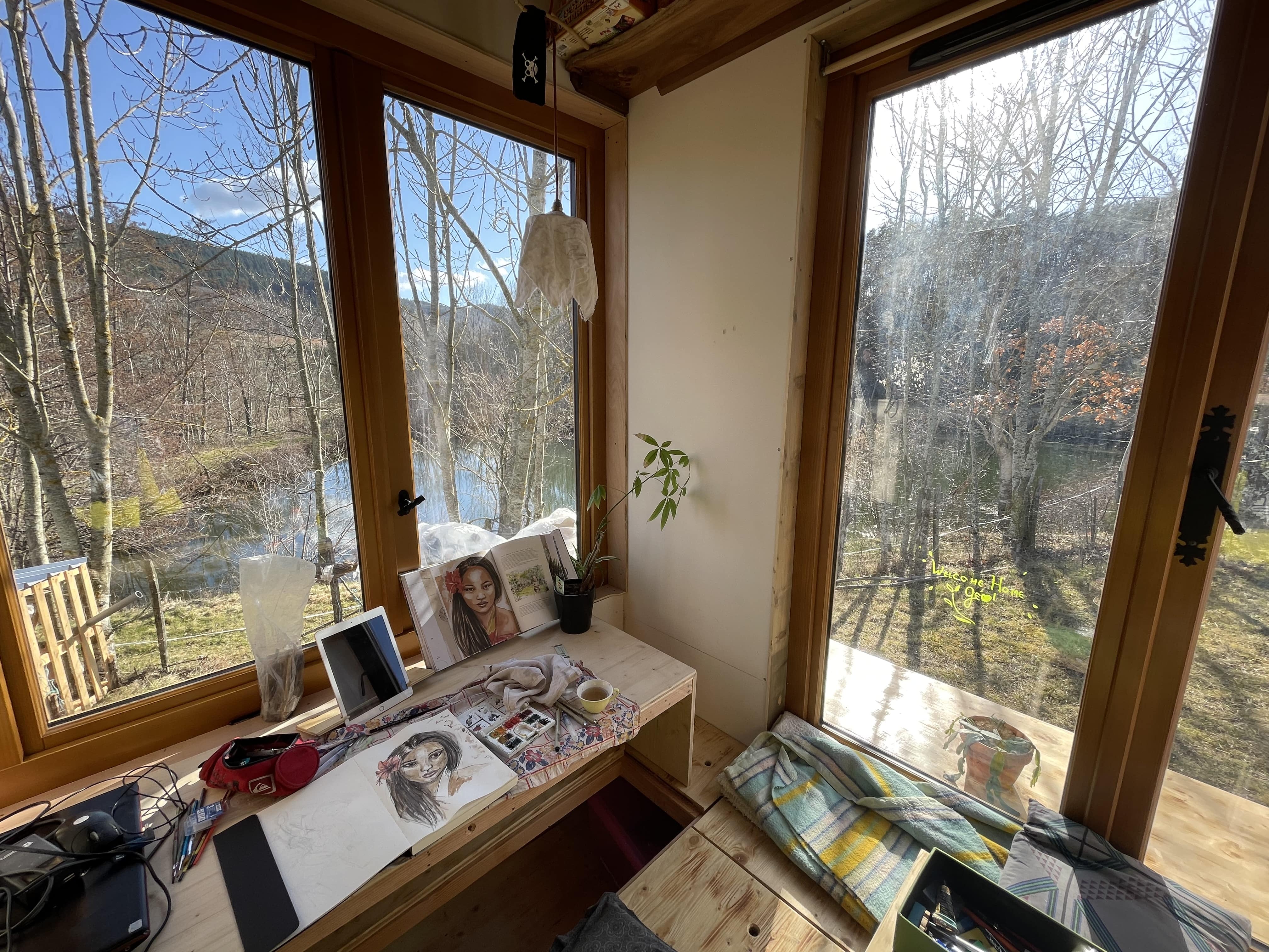 Celards kleines Haus hat viele Fenster, durch die er den Blick auf die Natur genießen kann.