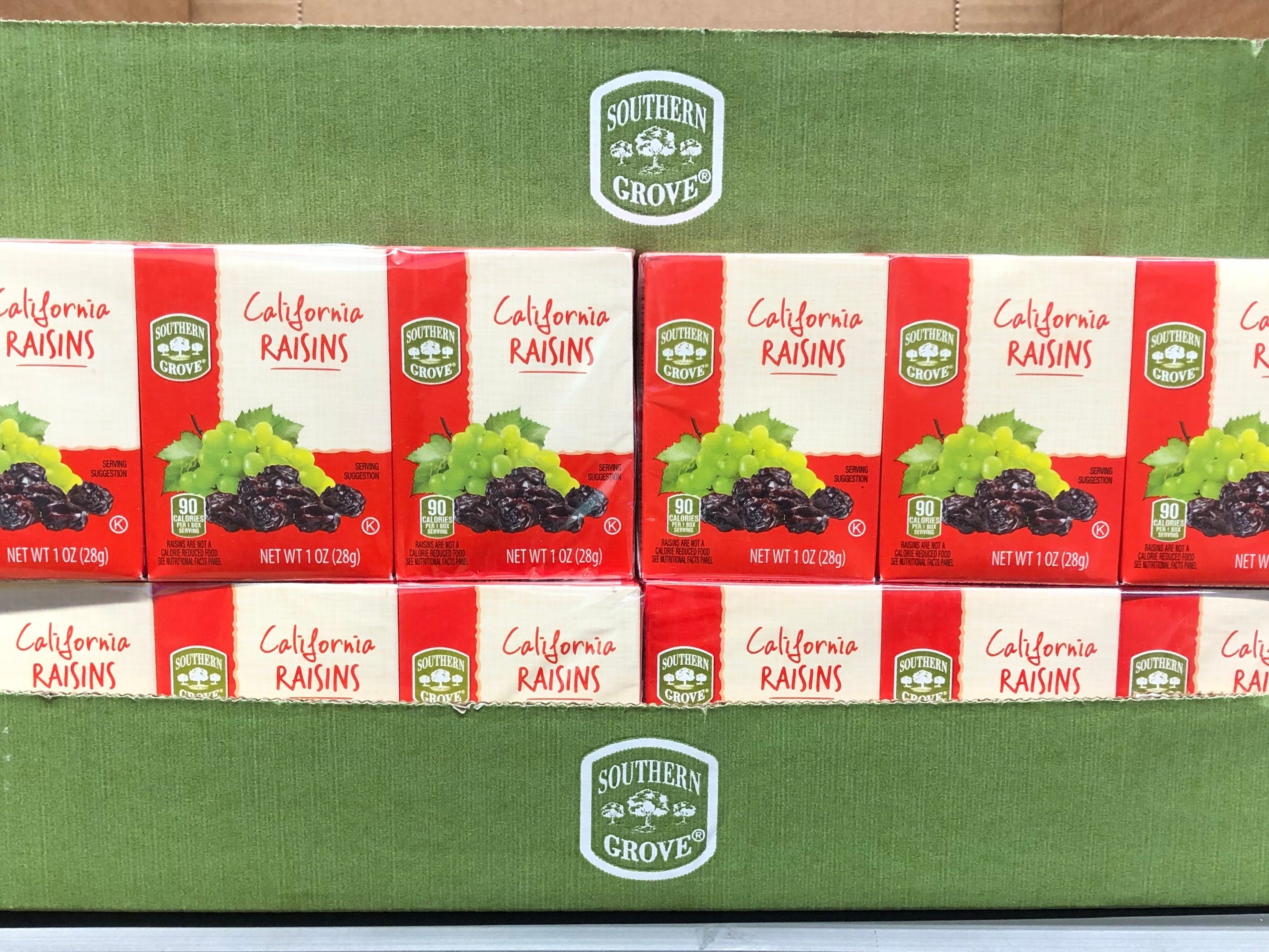 Schachteln mit Southern Grove California-Rosinen sind bei Aldi ausgestellt, auf dem Preisschild steht 1,75 US-Dollar.