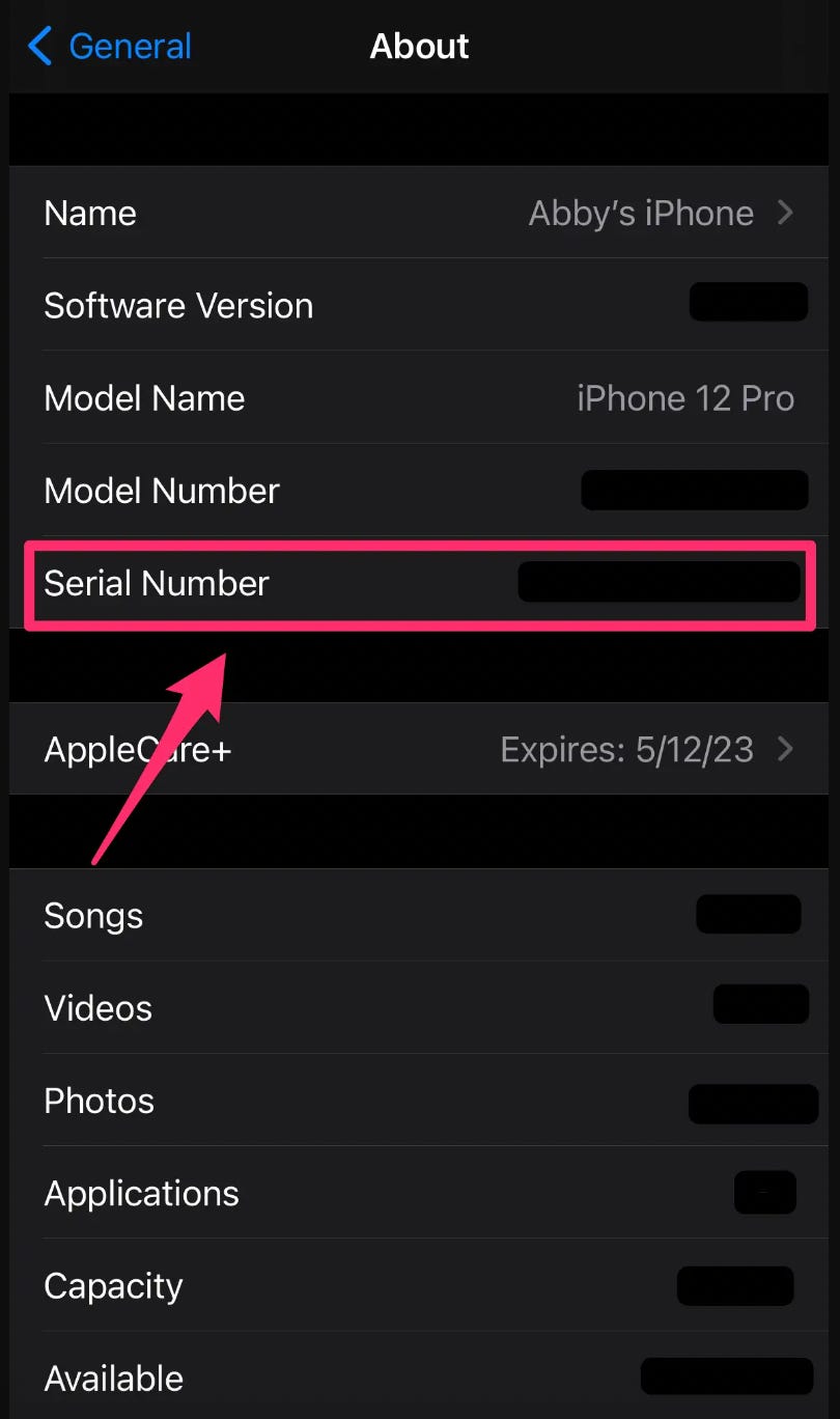 Ein Screenshot des iPhone-Einstellungsmenüs mit rosa eingekreister Seriennummer und einem darauf zeigenden Pfeil