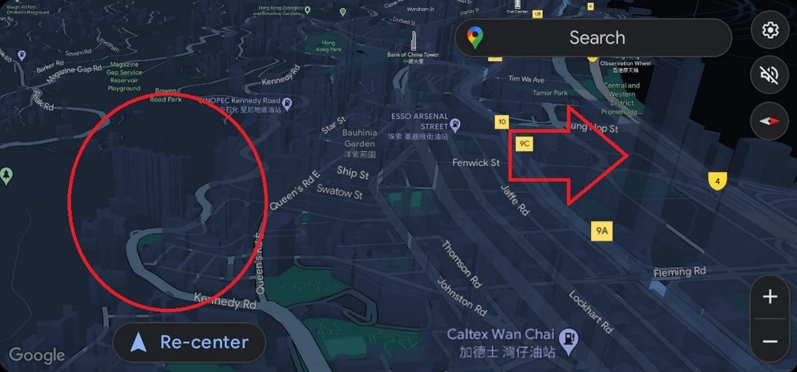 Kreis und Pfeil zeigen halbundurchsichtige 3D-Gebäude auf Google Maps während der Navigation in Hongkong – Google Maps zeigt 3D-Gebäude während der Navigation während eines neuen Tests