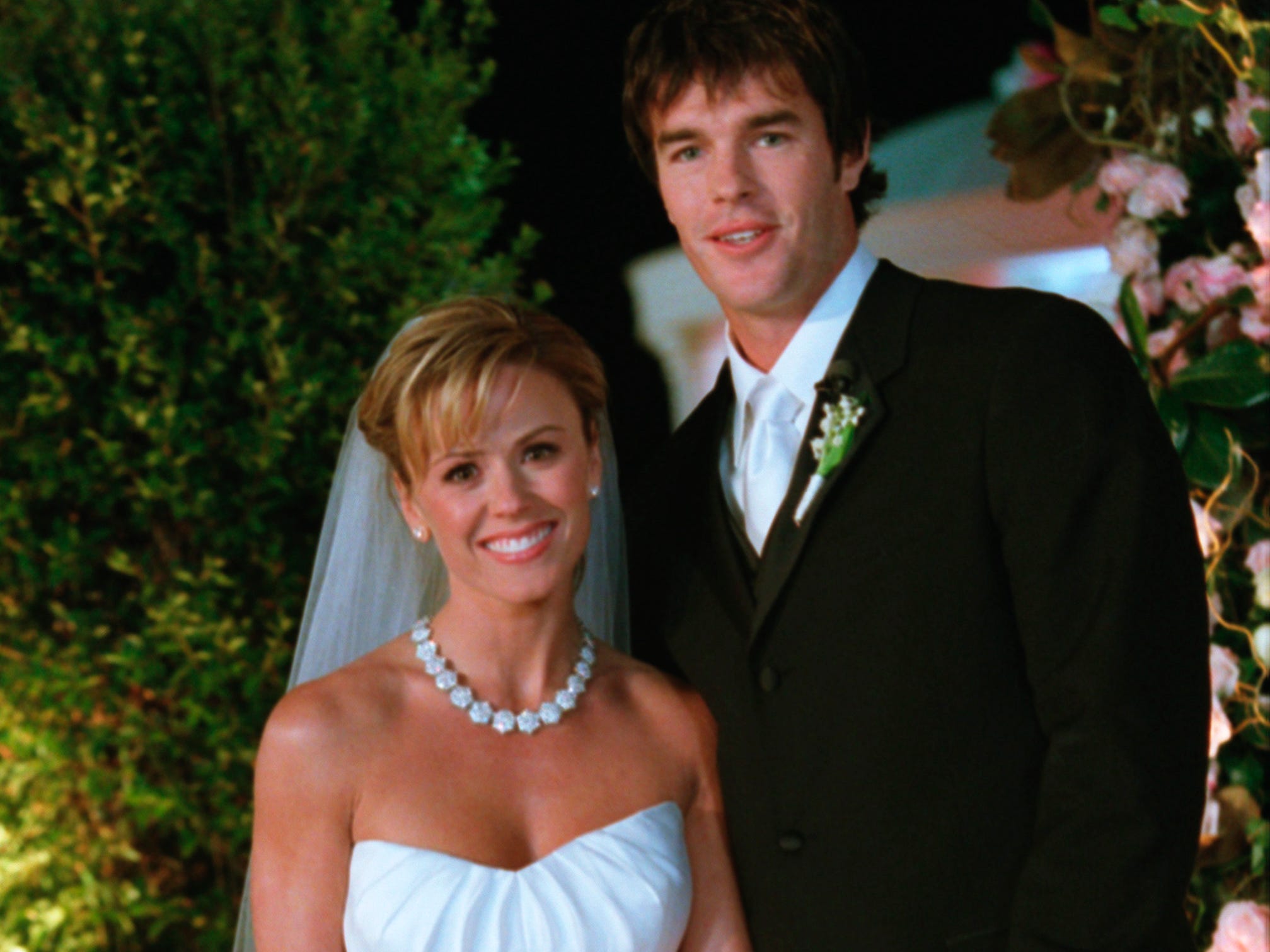 Trista Rehn in einem weißen trägerlosen Kleid und Ryan Sutter in einem schwarzen Anzug an ihrem Hochzeitstag im Jahr 2003.