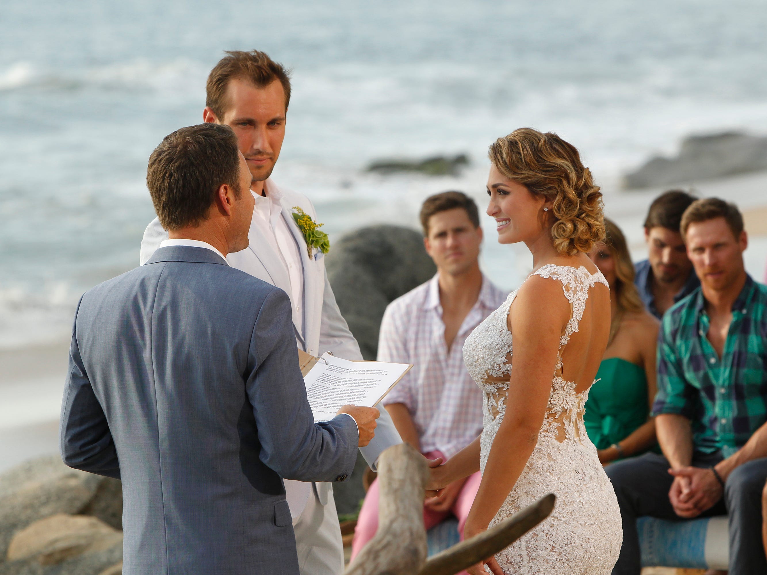 Marcus Grodd und Lacy Faddoul während ihrer Hochzeitszeremonie am Strand in Staffel 2 von „Bachelor in Paradise“.