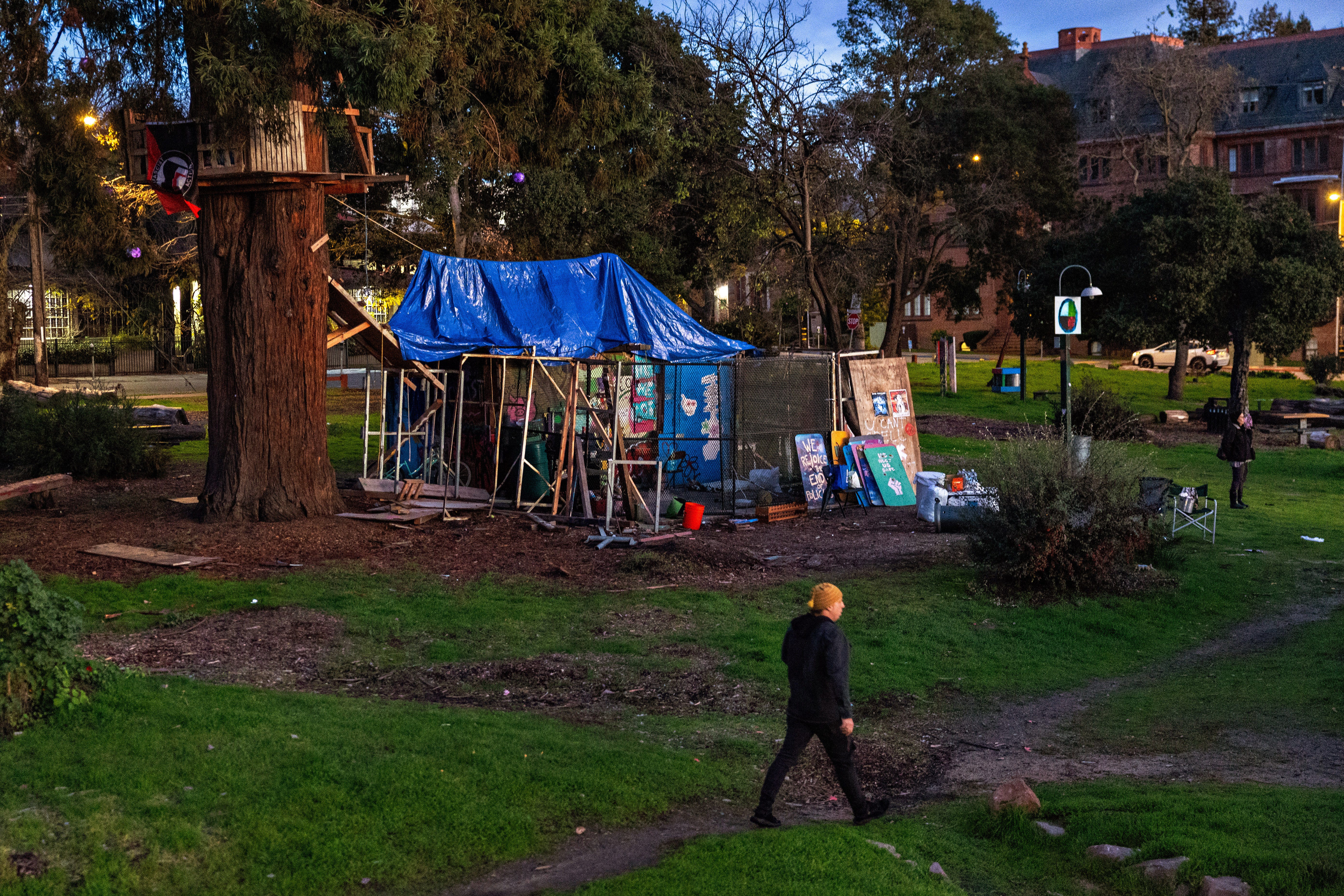People's Park in einer Nacht, in der sich die UC Berkeley und andere Behörden darauf vorbereiten, den People's Park am Mittwoch, dem 3. Januar 2024 in Berkeley, Kalifornien, abzusperren.