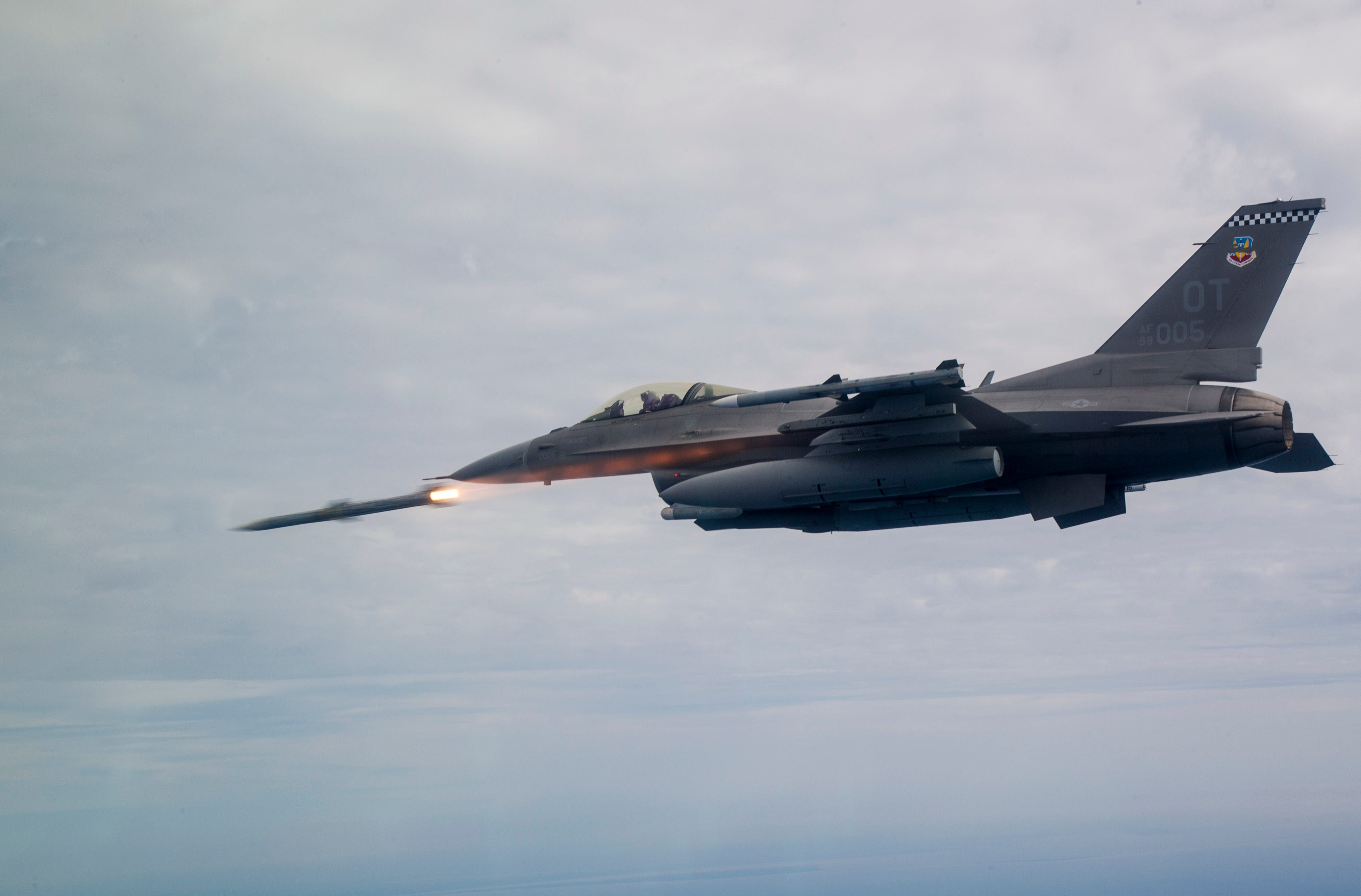 Eine F-16C Fighting Falcon, die dem 85. Test Evaluation Squadron zugeordnet ist, schießt am 19. März 2019 eine AIM-120 Advanced Medium-Range Air-to-Air Missile (AMRAAM) über Testgelände in der Nähe der Eglin Air Force Base, Florida.