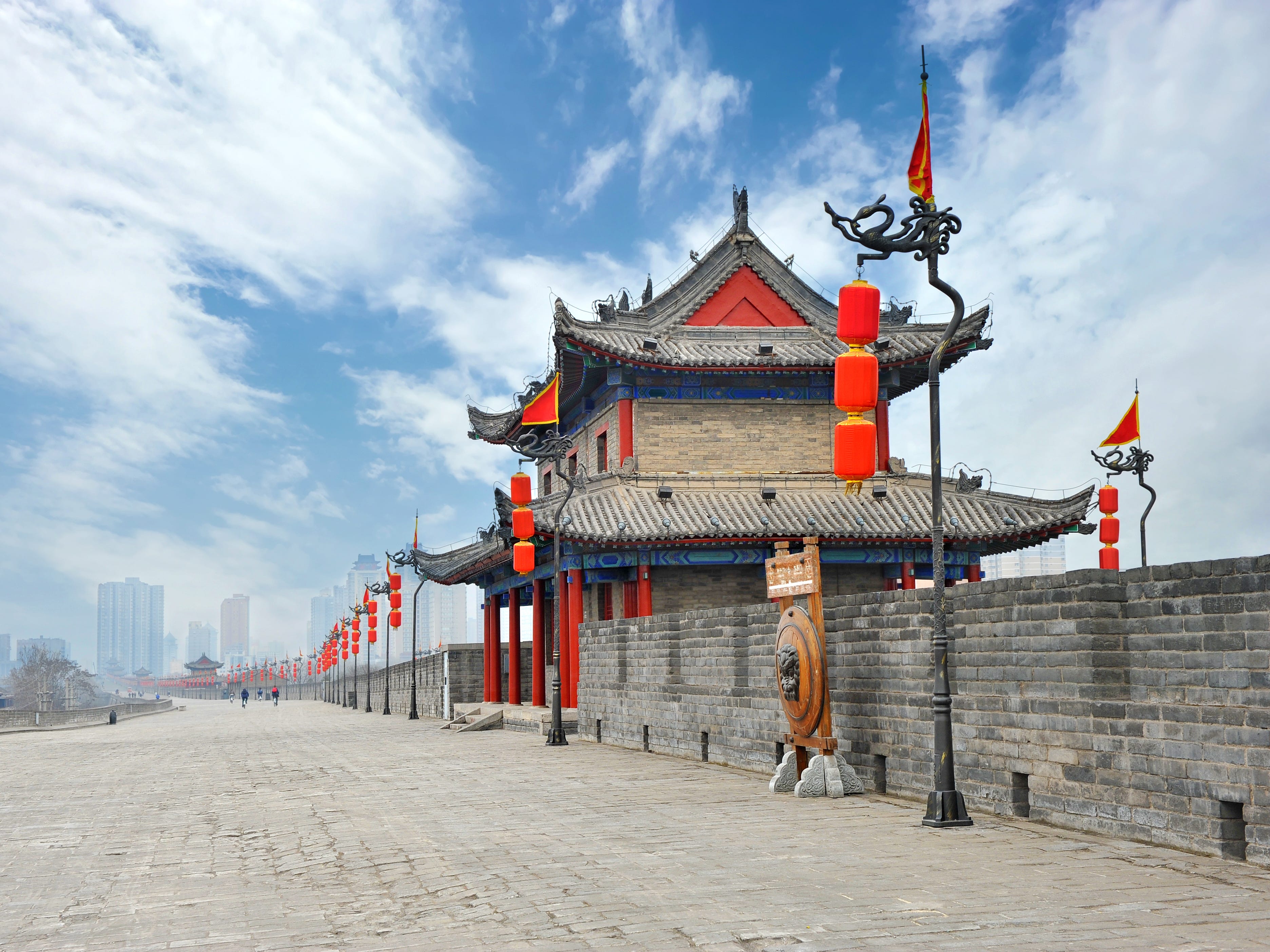 Aufnahme der historischen Mauern in Xi'an, China, an einem bewölkten Tag mit blauem Himmel