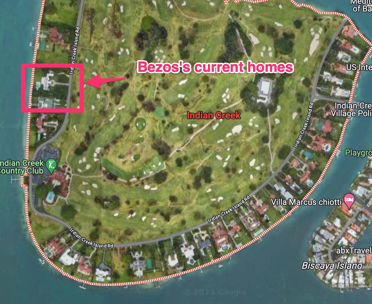 Karte einer Insel mit einem Pfeil, der auf Bezos‘ Haus zeigt
