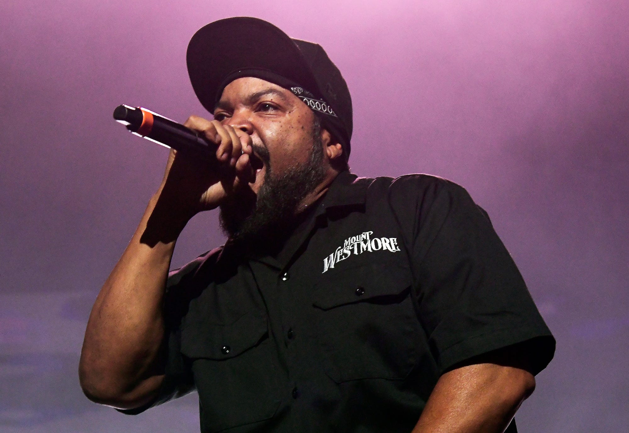 Ice Cube tritt während des V101.1 Holiday Jam im Golden 1 Center am 10. Dezember 2022 in Sacramento, Kalifornien, auf.