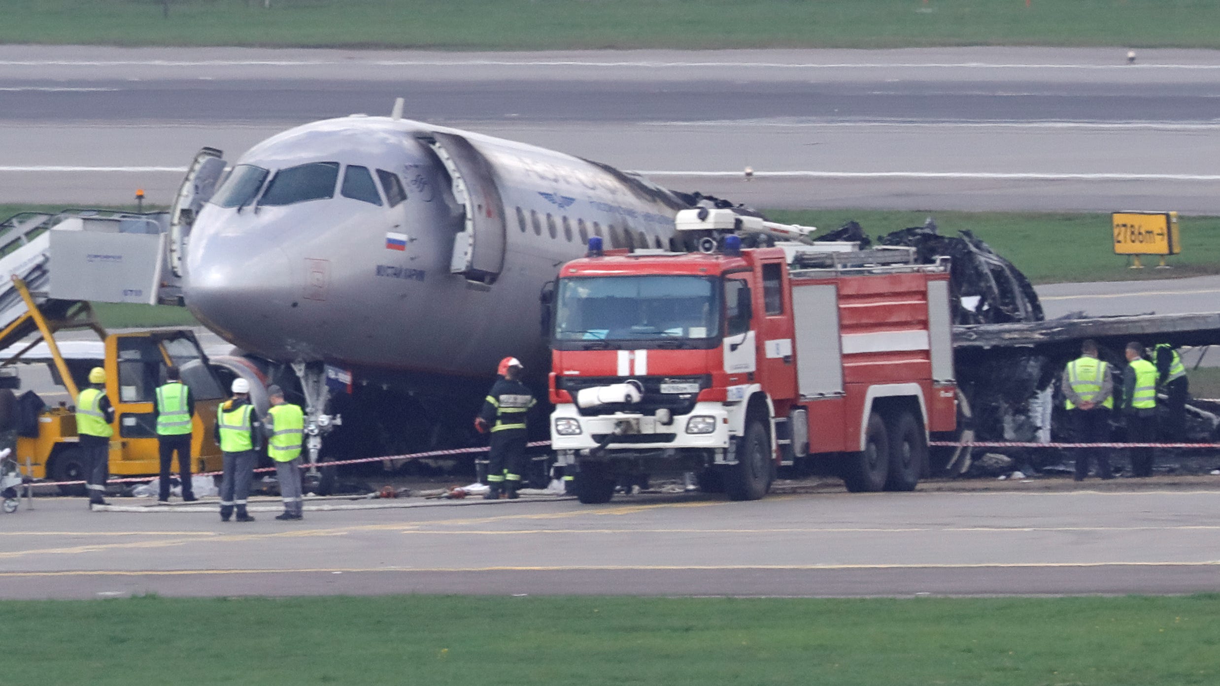 DATEIFOTO – Mitglieder von Rettungsdiensten und Ermittler arbeiten am Unfallort eines Vorfalls mit einem Passagierflugzeug vom Typ Aeroflot Sukhoi Superjet 100 am Moskauer Flughafen Scheremetjewo, Russland, 6. Mai 2019. REUTERS/Tatyana Makeyeva