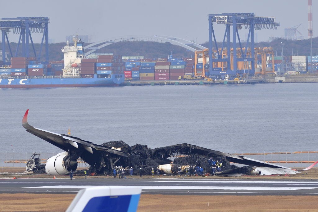 Die Überreste von JAL-Flug 516, bei dem alle Passagiere und Besatzungsmitglieder überlebten.