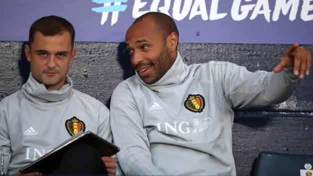 Shaun Maloney und Thierry Henry auf der Trainerbank mit Belgien