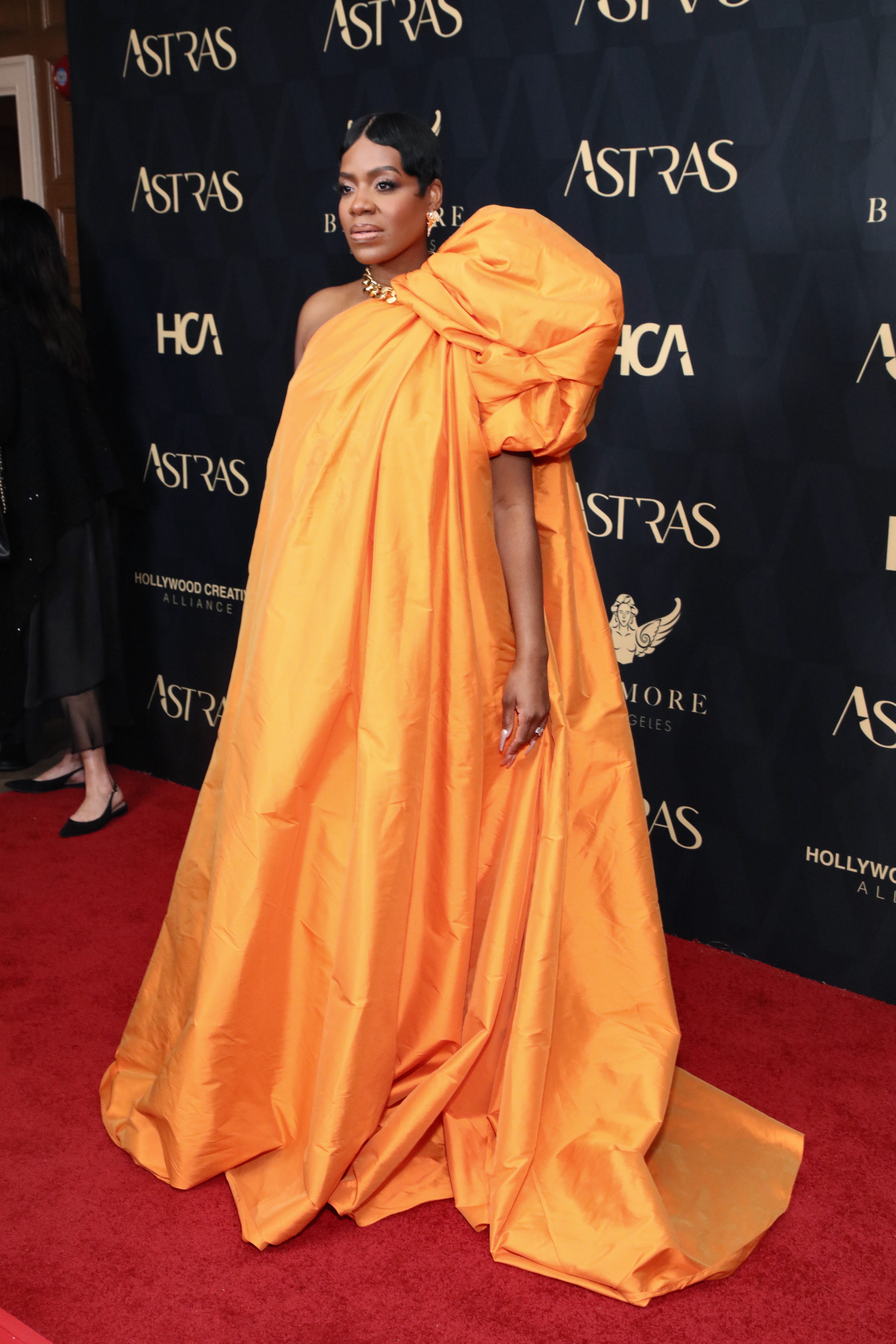 Fantasia Barrino trägt im Januar 2024 ein orangefarbenes Kleid.