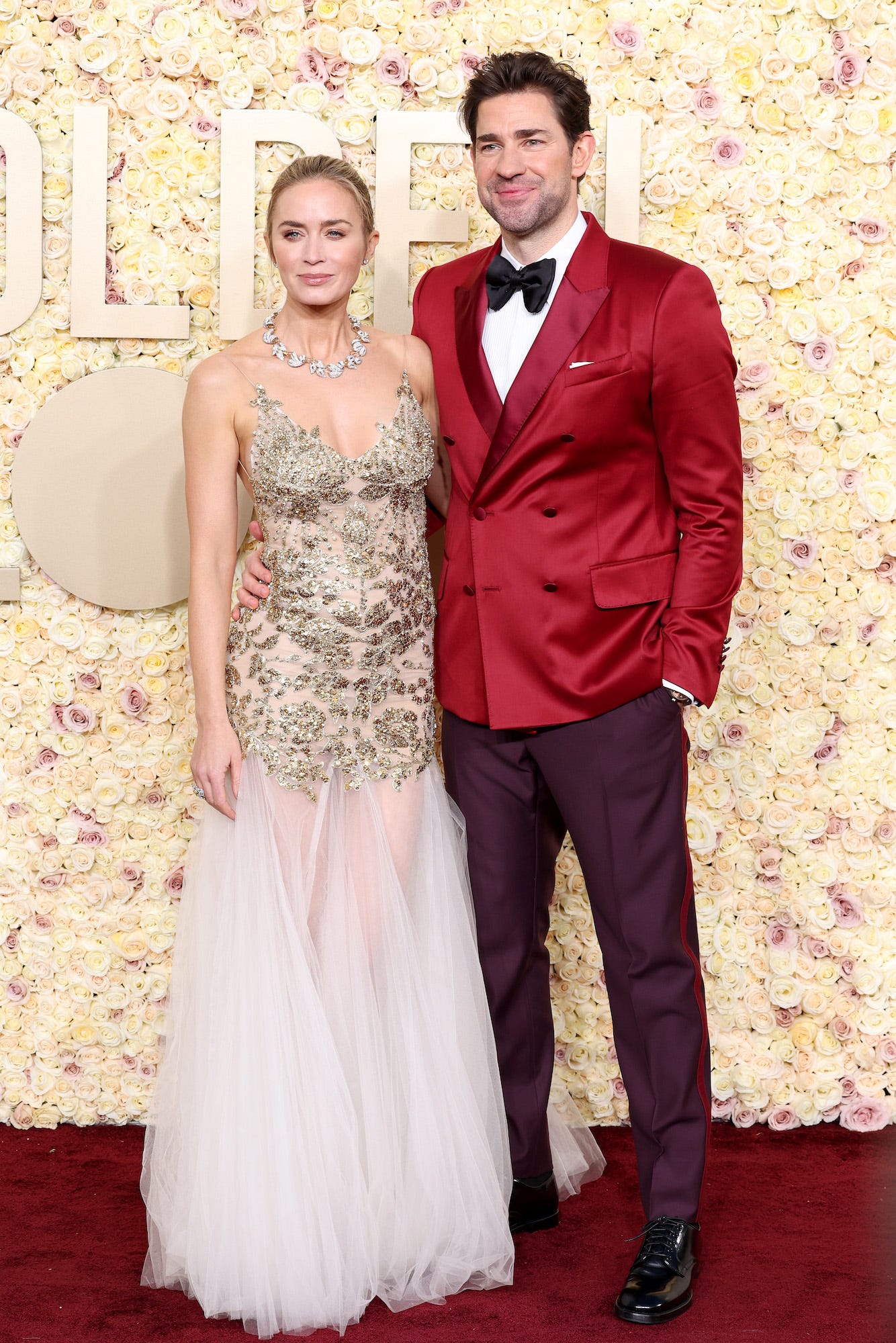 Emily Blunt und John Krasinski nehmen an den Golden Globes 2024 teil.