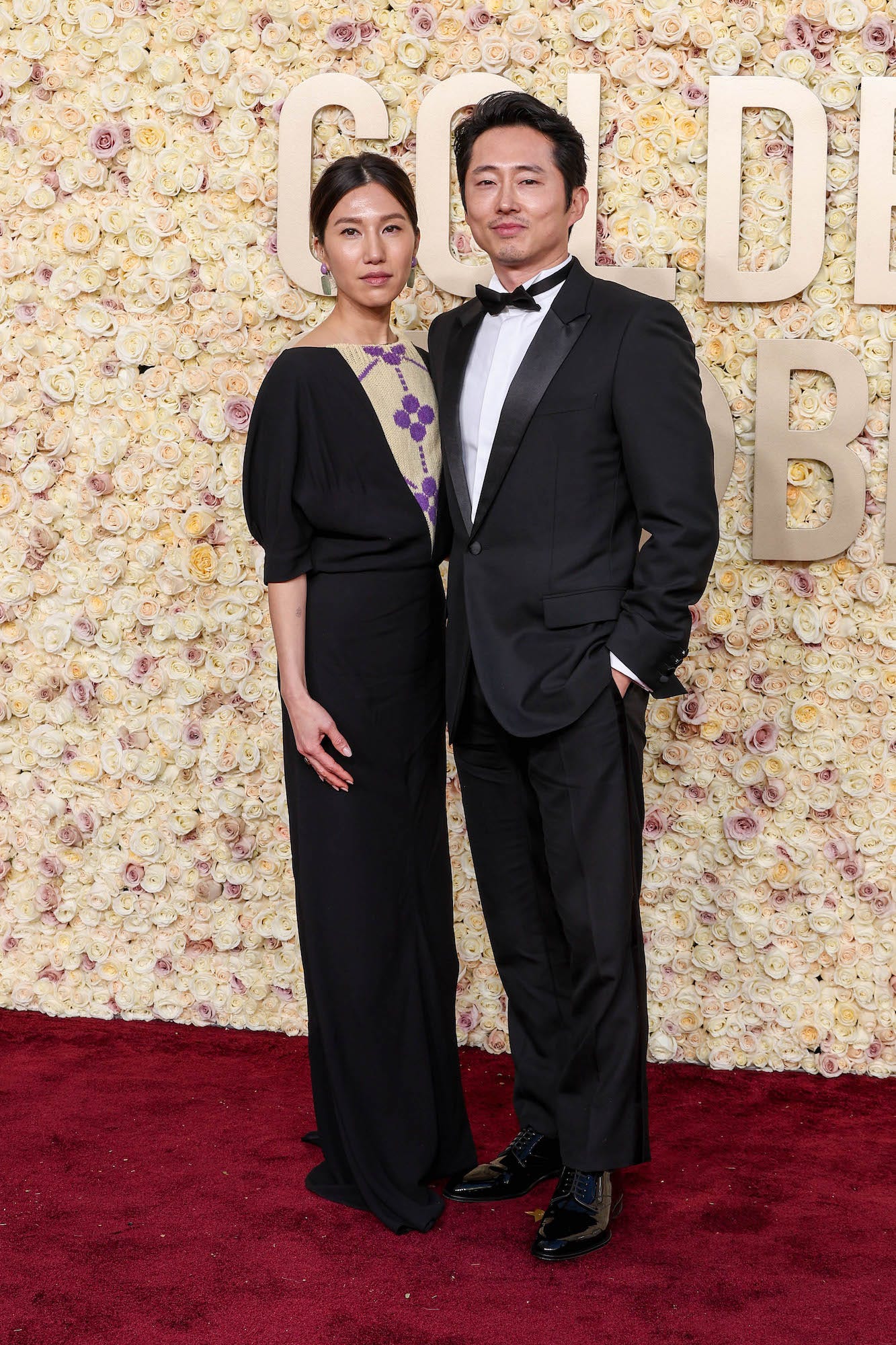 Joana Pak und Steven Yeun nehmen an den Golden Globes 2024 teil.