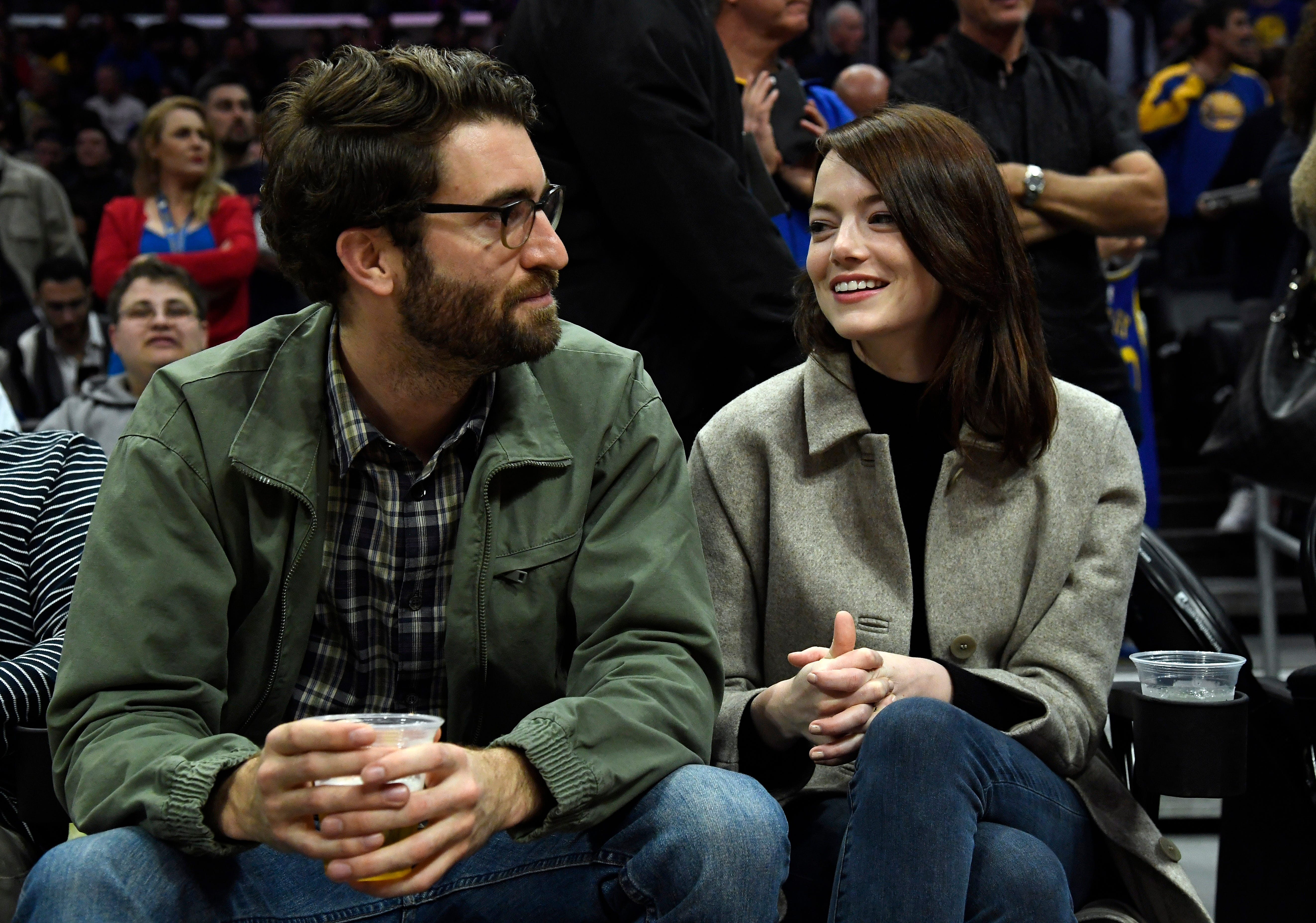 Emma Stone und Dave McCary besuchen am 18. Januar 2019 ein Basketballspiel im Staples Center