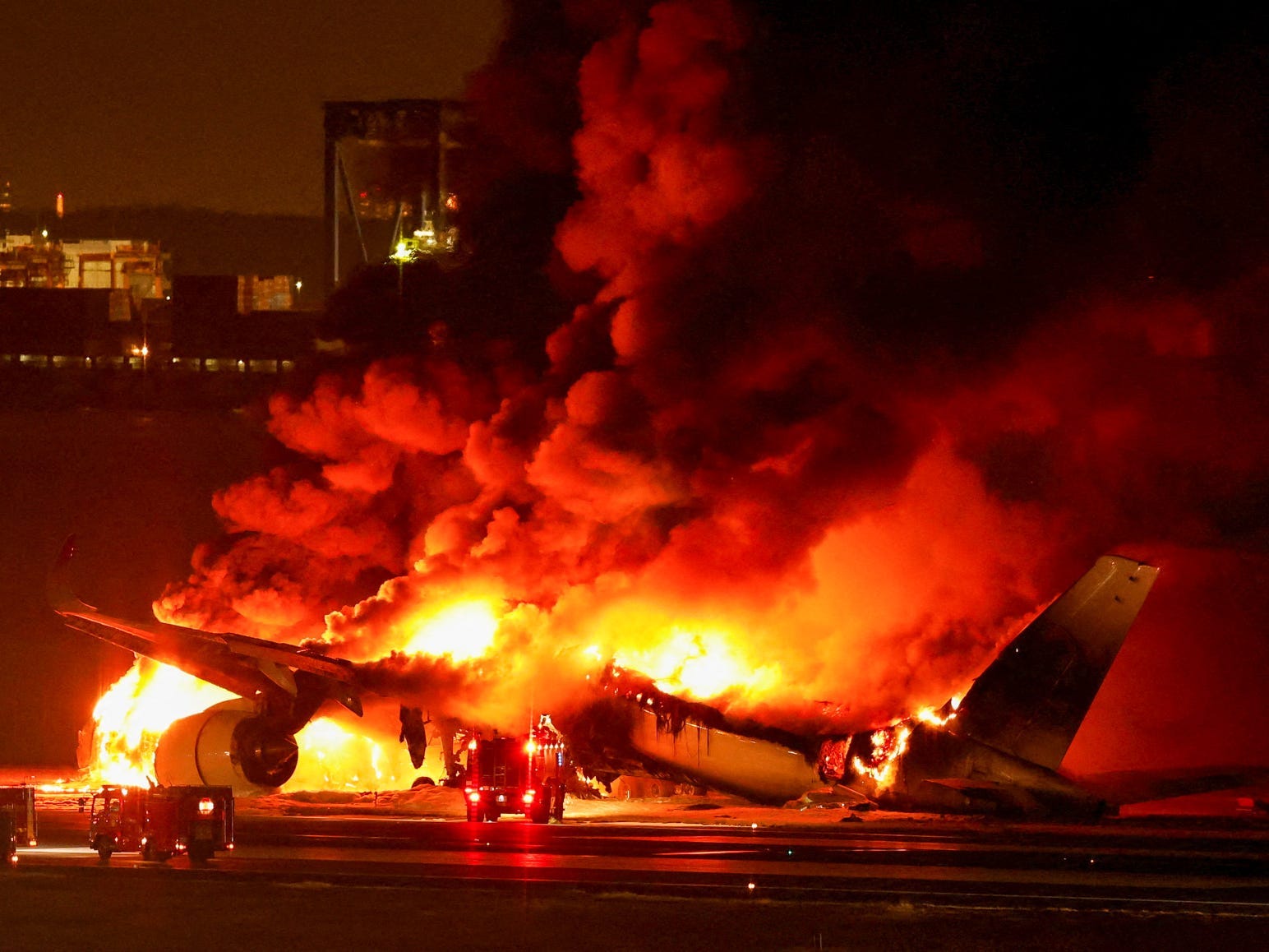 Der Airbus A350 von Japan Airlines ging am 2. Januar 2024 auf der Landebahn des Haneda International Airport in Tokio, Japan, in Flammen auf.