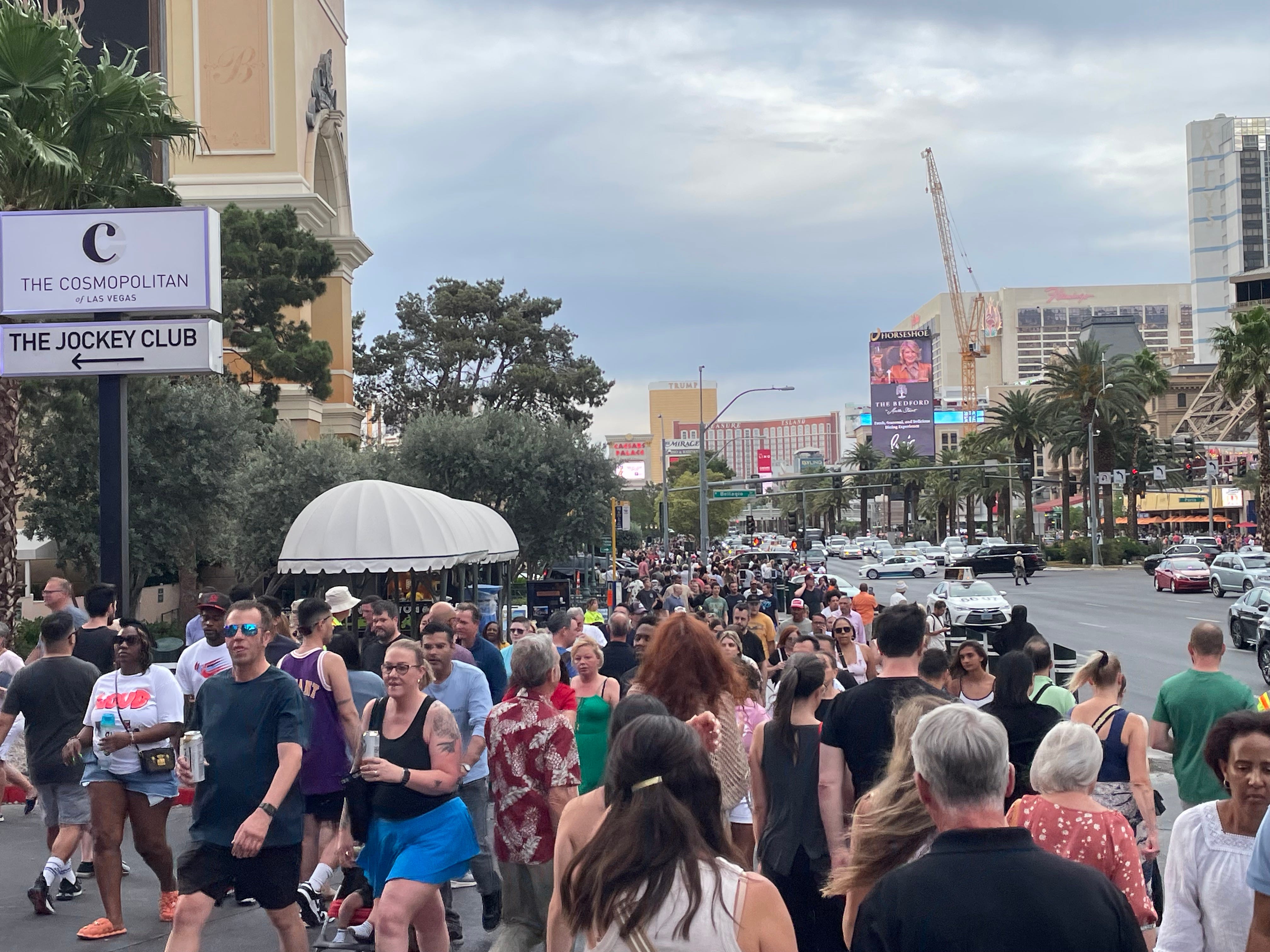 Eine große Menschenmenge spaziert an einem bewölkten Tag auf dem Las Vegas Strip.