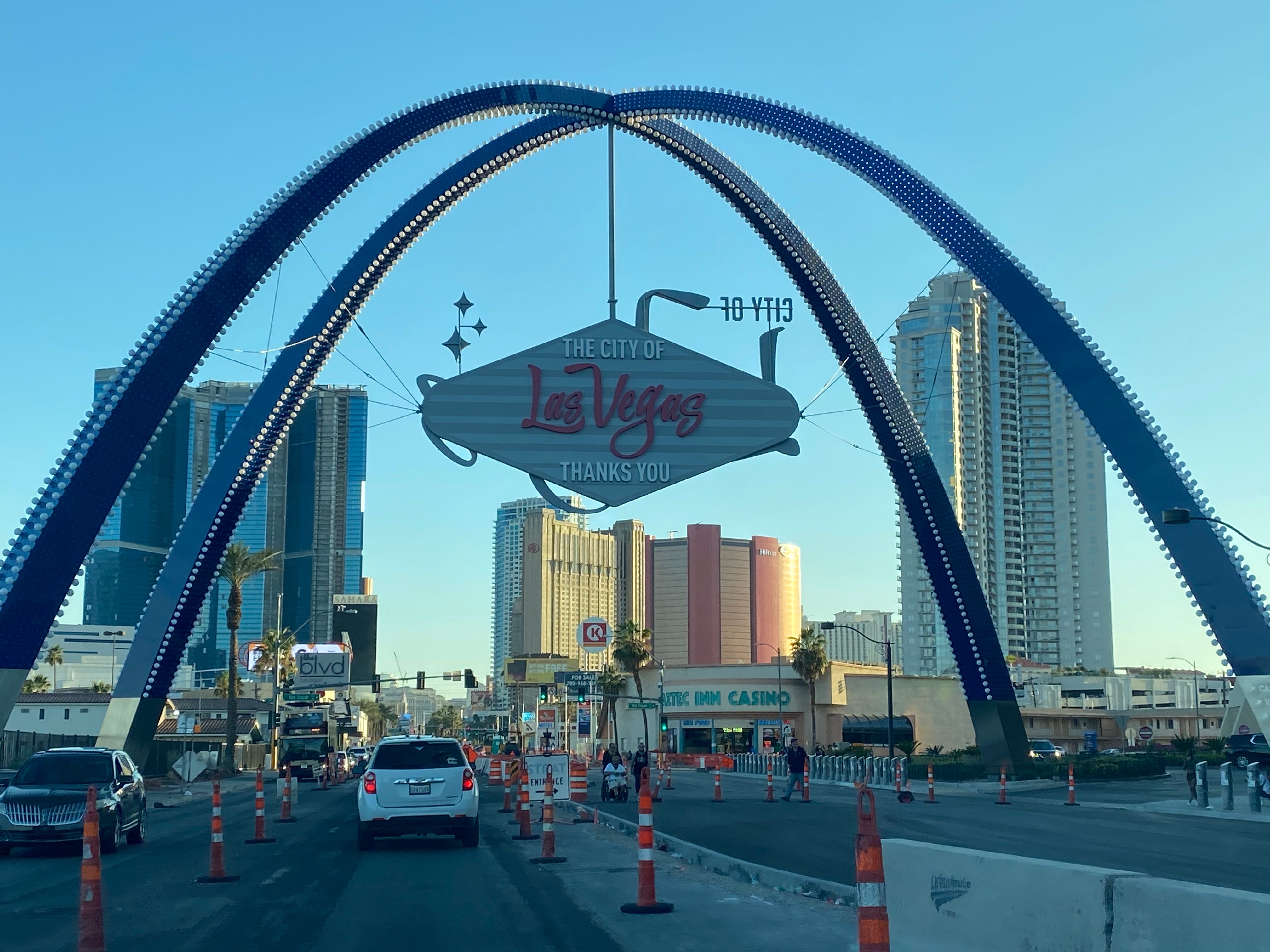 Ein Banner aus Las Vegas hängt über einer Straße, auf der auf mehreren Fahrspuren Bauarbeiten durchgeführt werden.