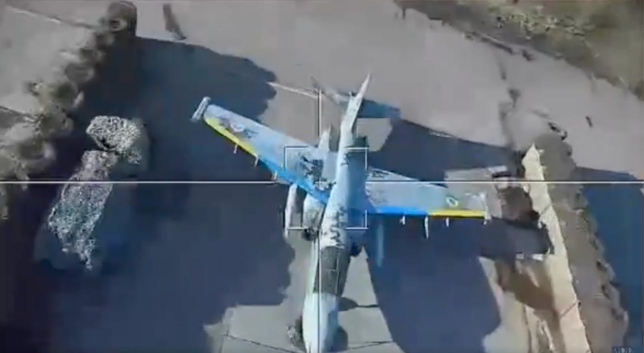 Ein Screenshot aus einem Video, das zu zeigen scheint, wie eine russische Lancet-Drohne einen Köder eines ukrainischen Su-25-Jets angreift.