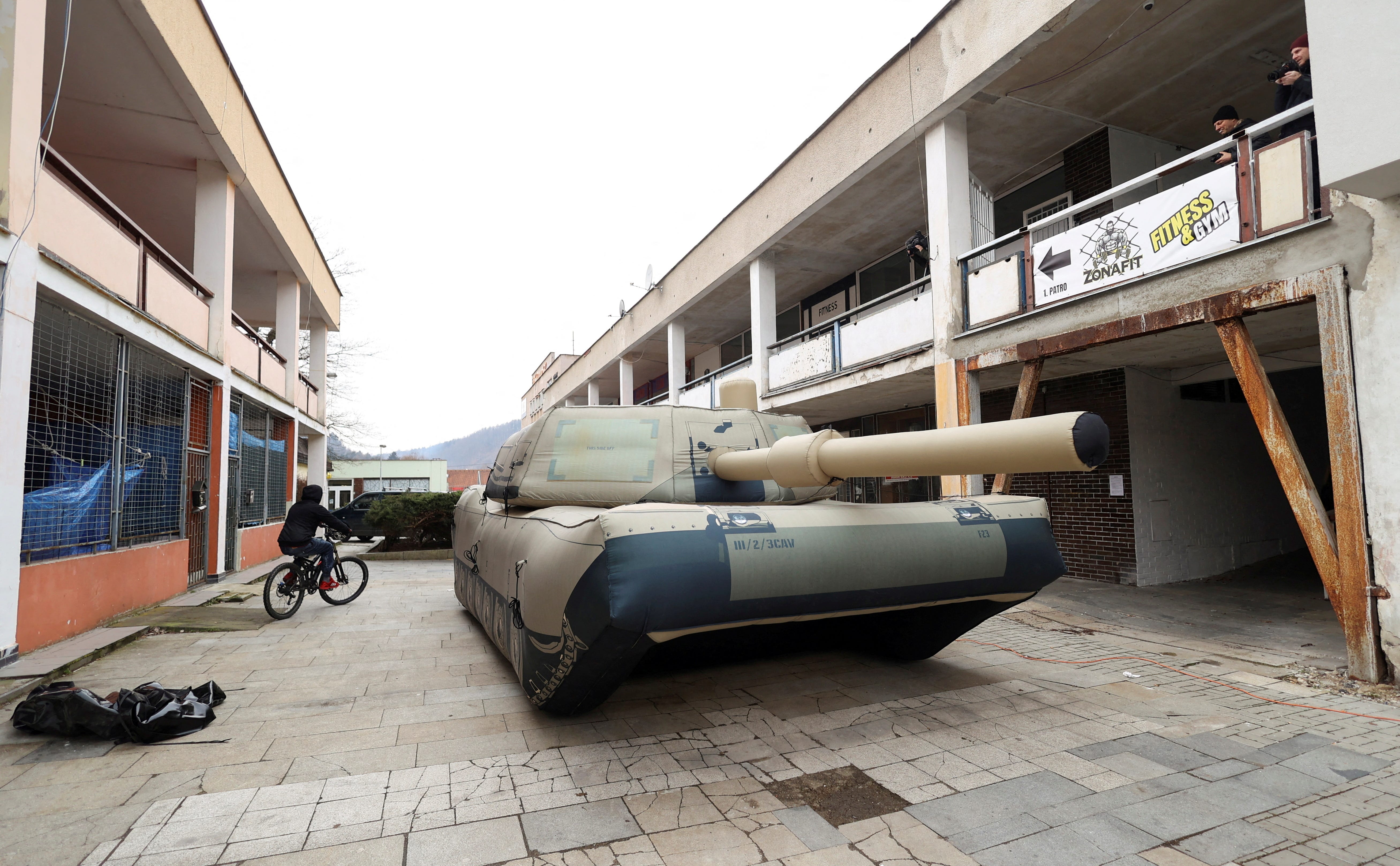 Ein aufblasbarer Täuschkörper eines Militärfahrzeugs, der zur Ablenkung feindlicher Angriffe eingesetzt wird, wird während einer Medienpräsentation am 6. März 2023 in Decin, Tschechische Republik, gezeigt.