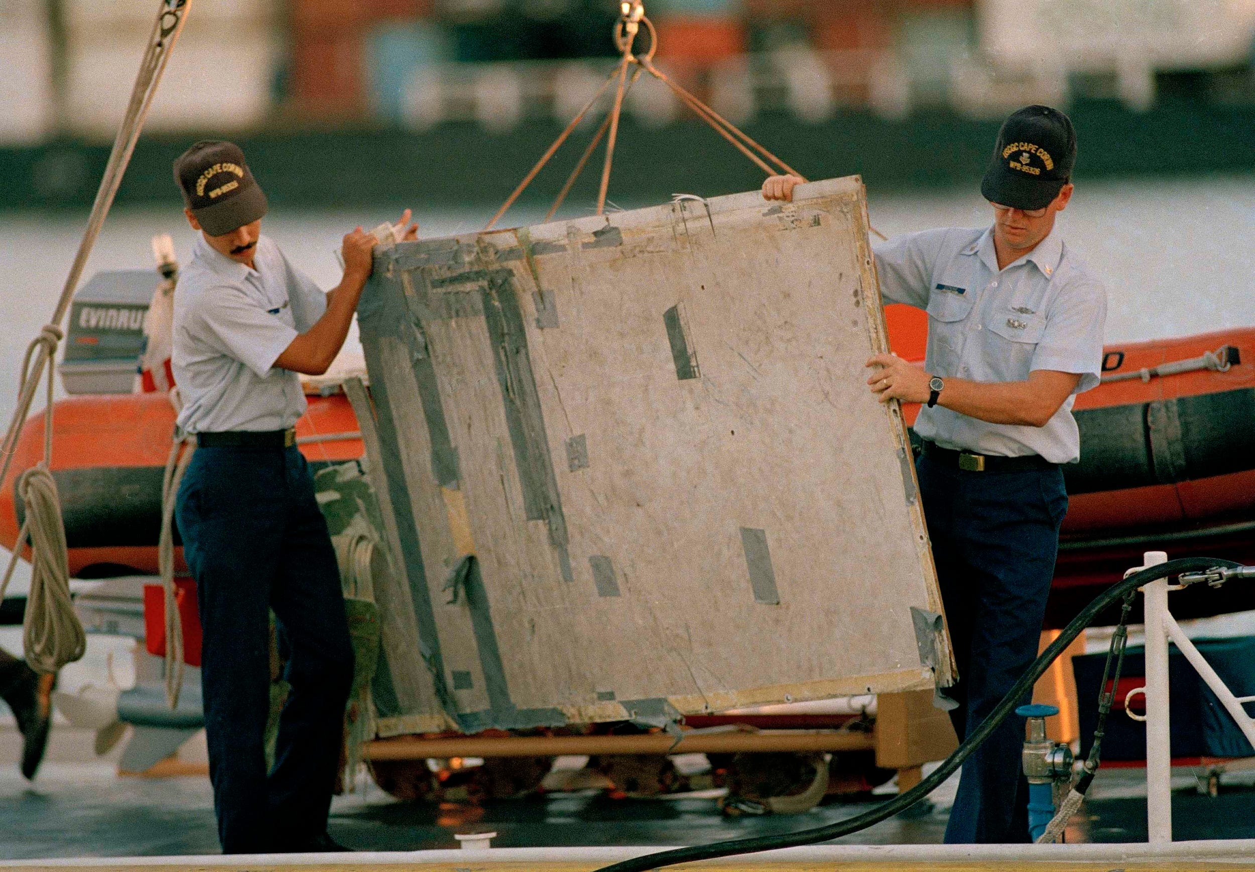 Zwei Besatzungsmitglieder der US-Küstenwache entladen ein Innenteil von United-Airlines-Flug 811 in Honolulu, Hawaii.