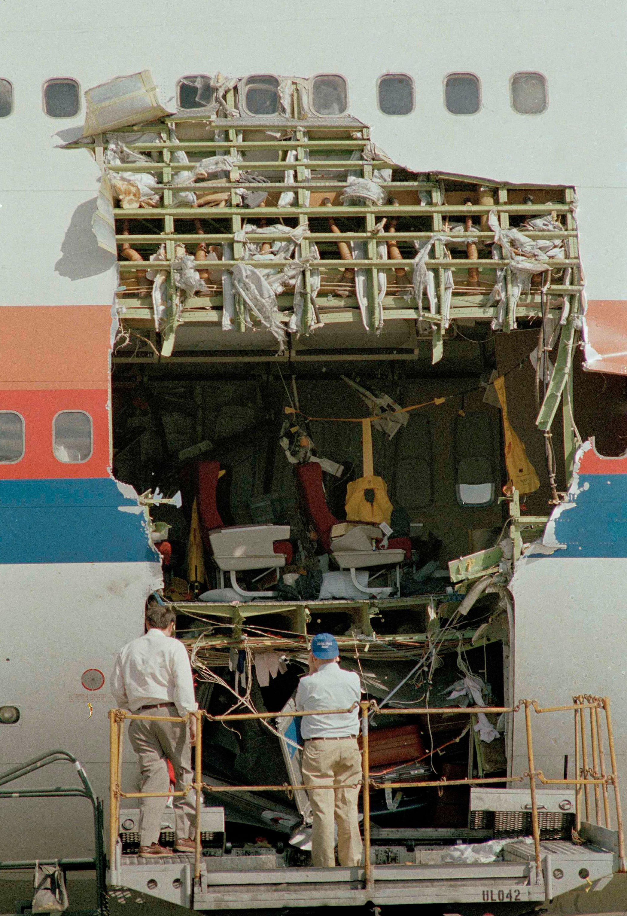 Zwei Inspektoren untersuchen den schwer beschädigten United-Airlines-Flug 811 am Flughafen Honolulu, 26. Februar 1989.