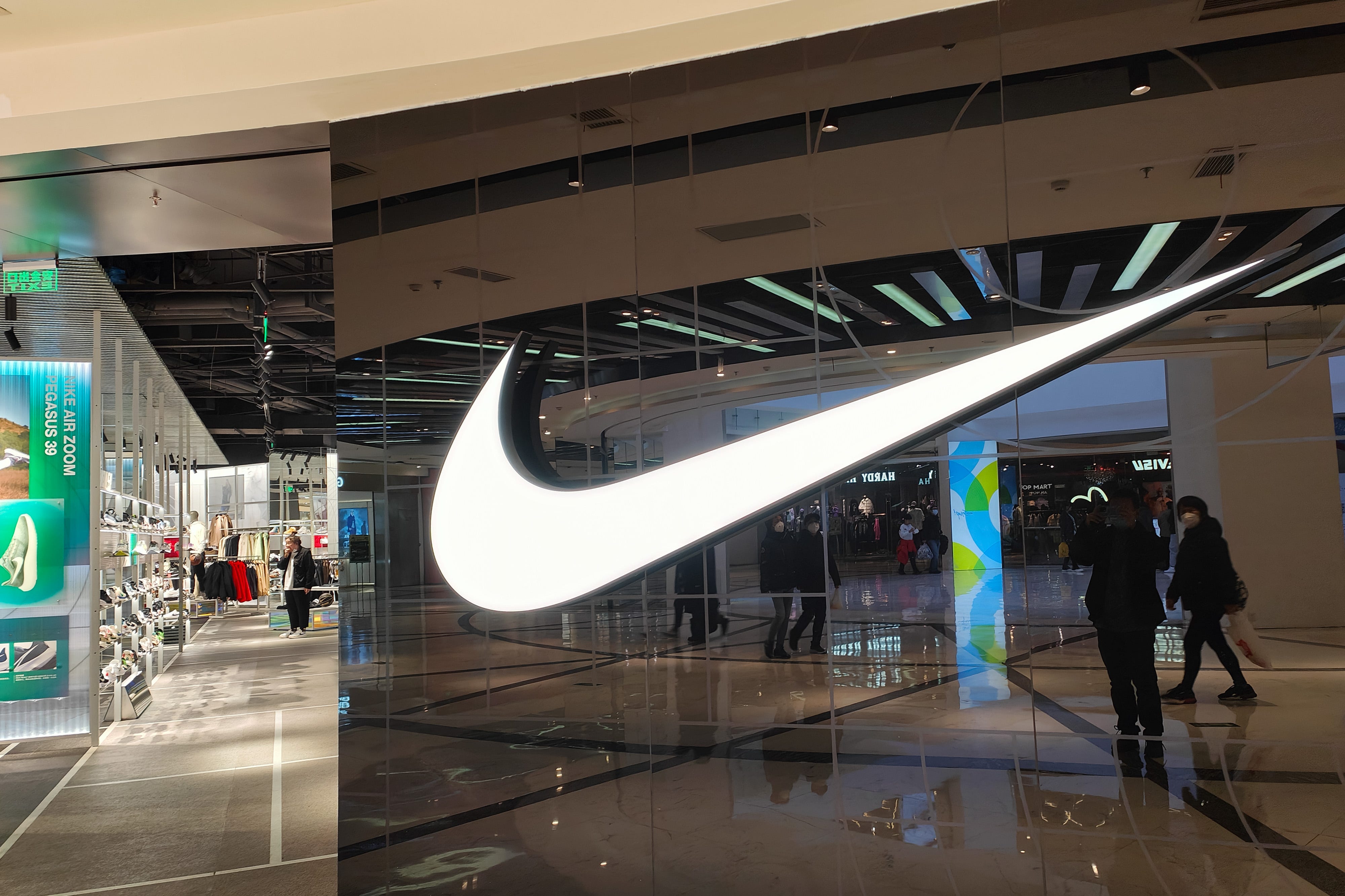 Nike-Kunden gehen an einem Nike-Store in Shanghai, China, vorbei