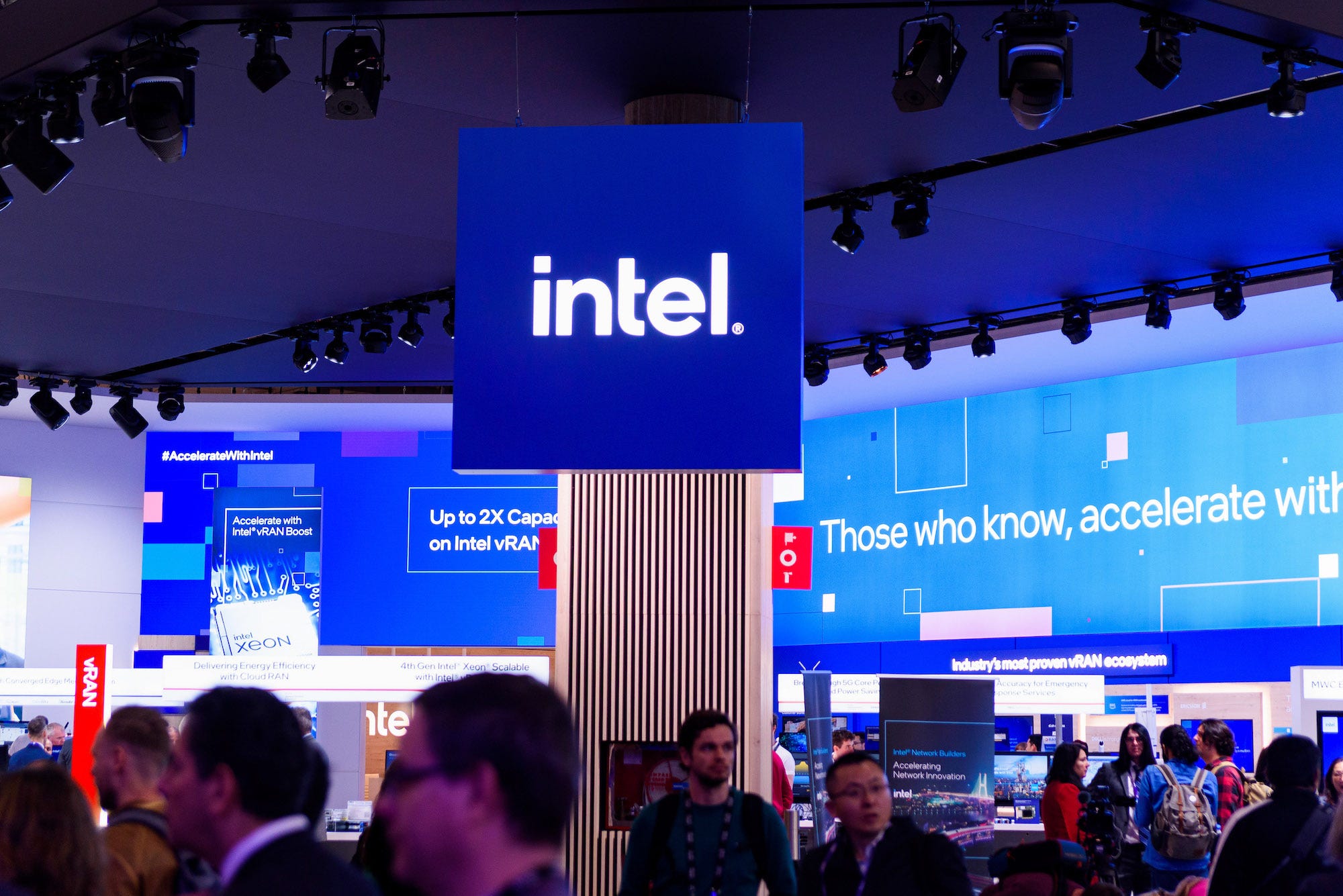 Ein Bild des Intel-Logos in Blau.