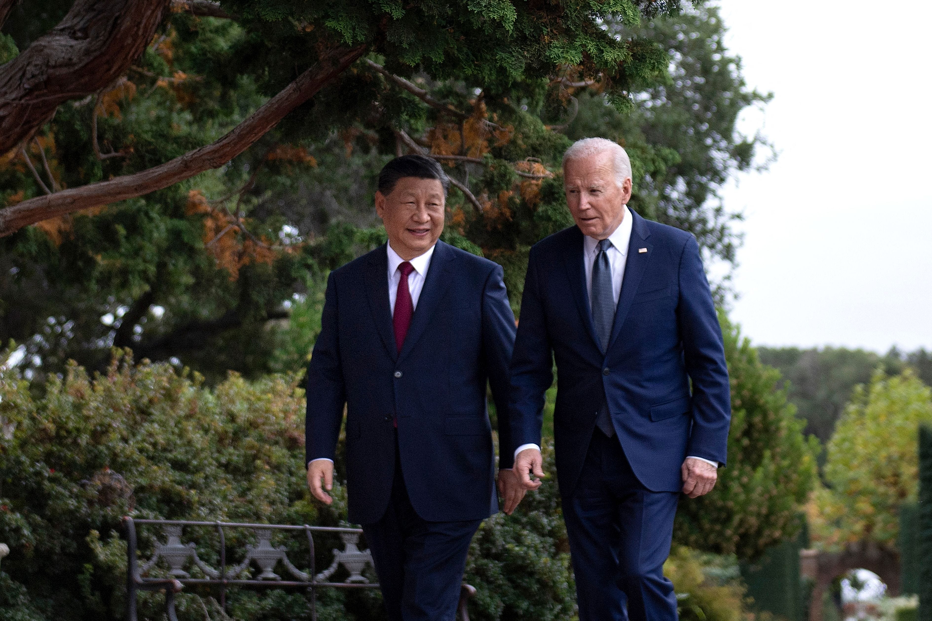Xi und Biden gehen gemeinsam während des APEC-Gipfels 2023 in San Francisco.