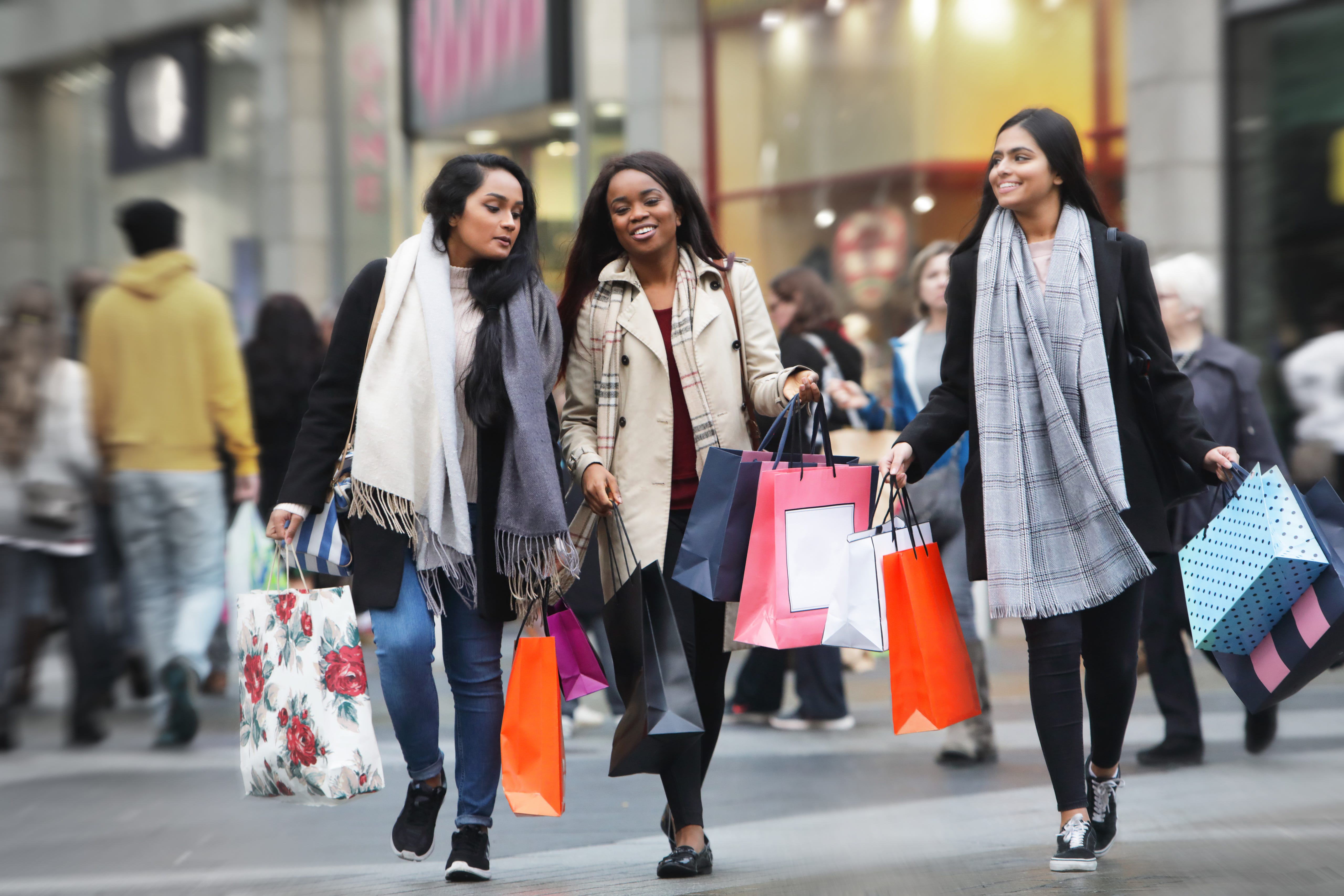 Drei Frauen beim Einkaufen.