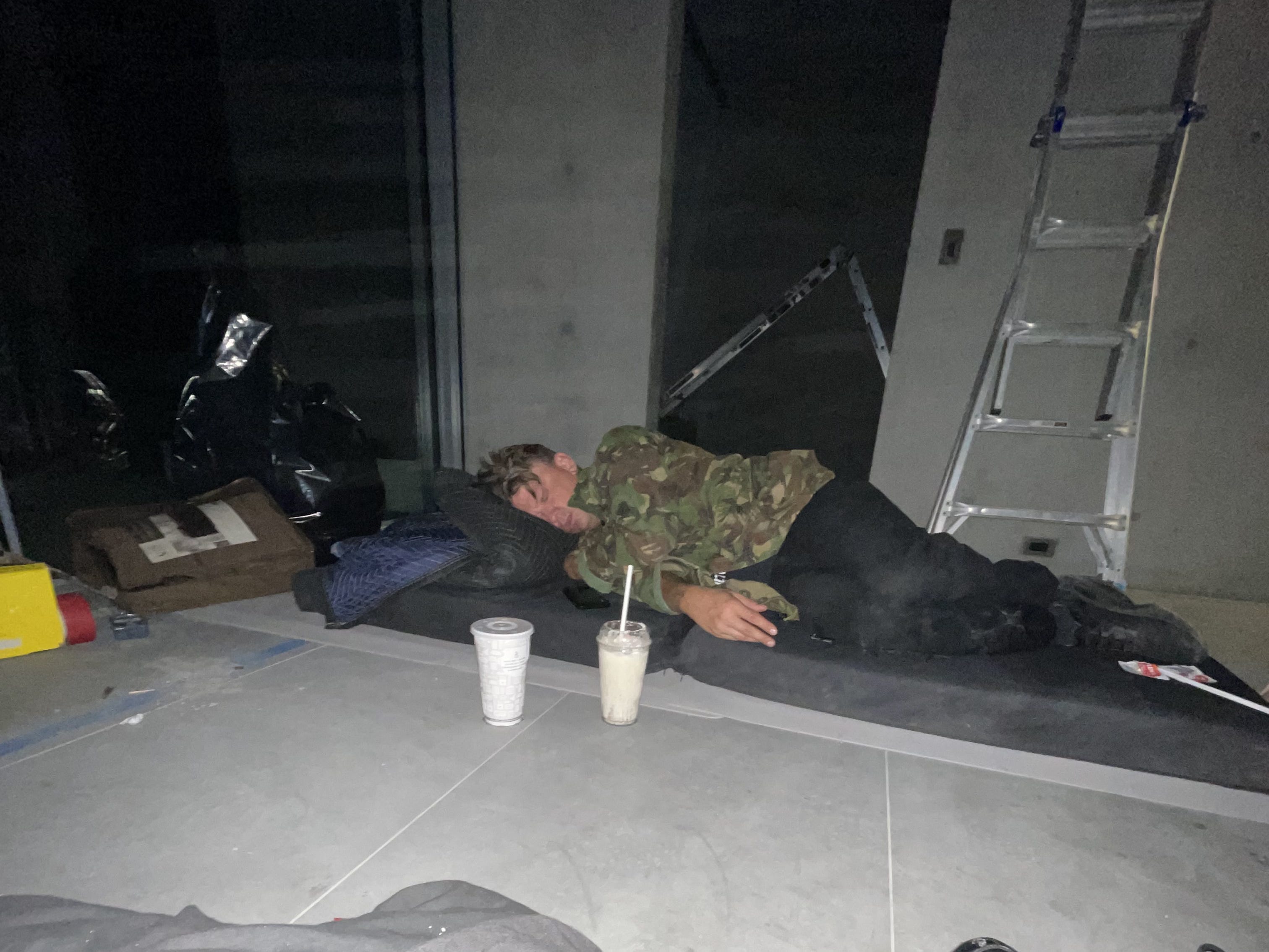 Ye's Mitarbeiter schliefen auf dem Boden seines Strandhauses in Malibu.