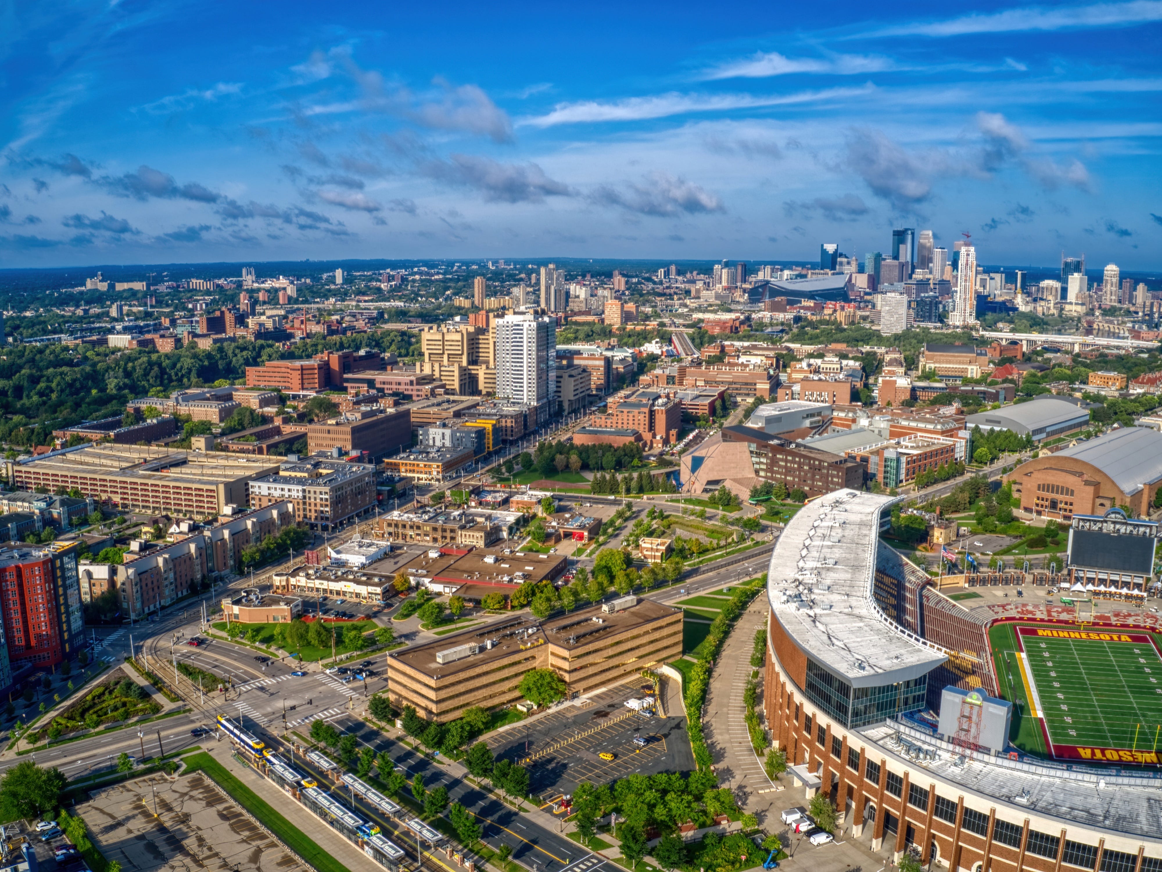 Luftaufnahme einer großen öffentlichen Universität in der Nähe der Innenstadt von Minneapolis in den Twin Cities von Minnesota