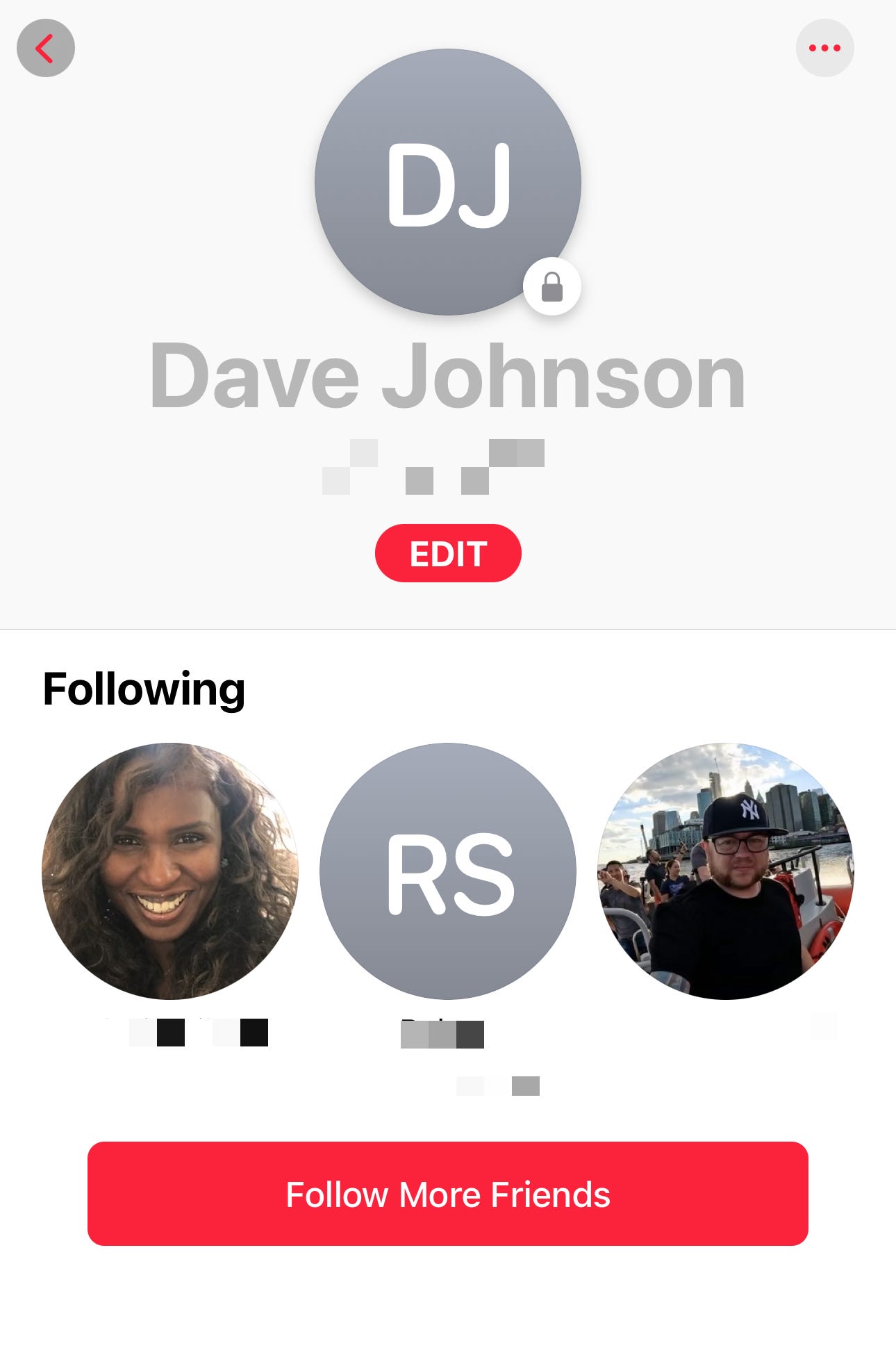 Die App „Apple Music“ zeigt die Liste „Folgen“ mit runden Symbolen und einer roten Schaltfläche „Weiteren Freunden folgen“ an