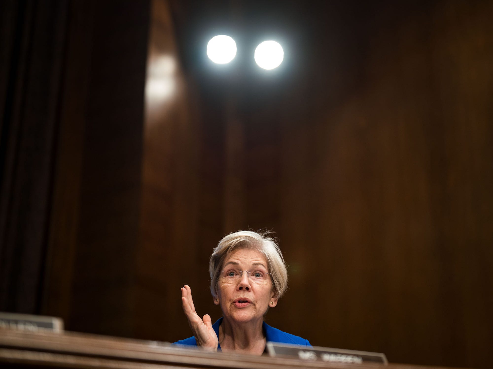 Senatorin Elizabeth Warren sagt, bei der Erhöhung der Gehälter gehe es darum, zu verhindern, dass der Kongress zum „Spielball von Multimillionären und Milliardären“ werde.