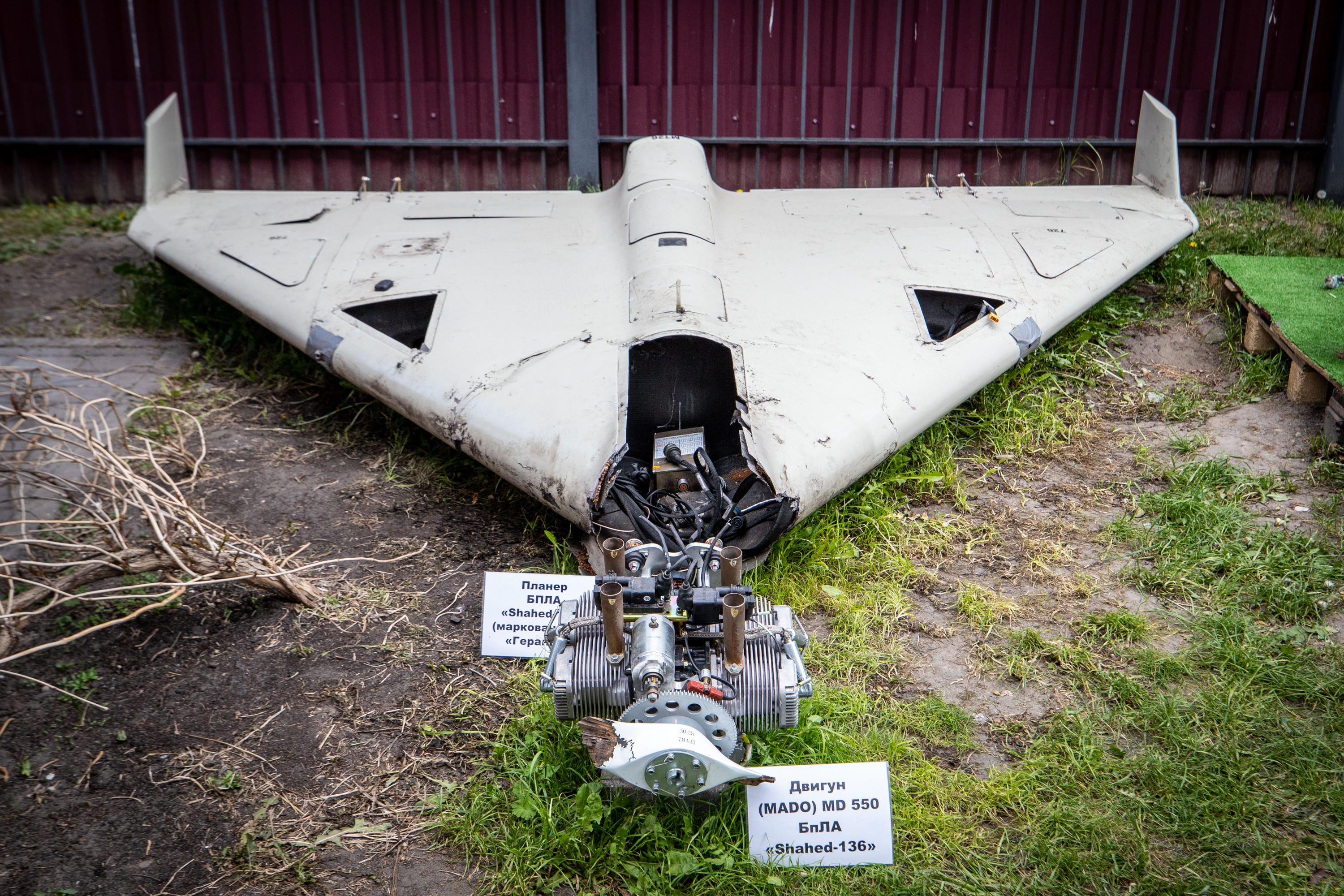 Überreste einer in Russland hergestellten Shahed 136 auf einer Ausstellung, die Überreste von Raketen und Drohnen zeigt, mit denen Russland am 12. Mai 2023 in Kiew, Ukraine, Kiew angegriffen hat.