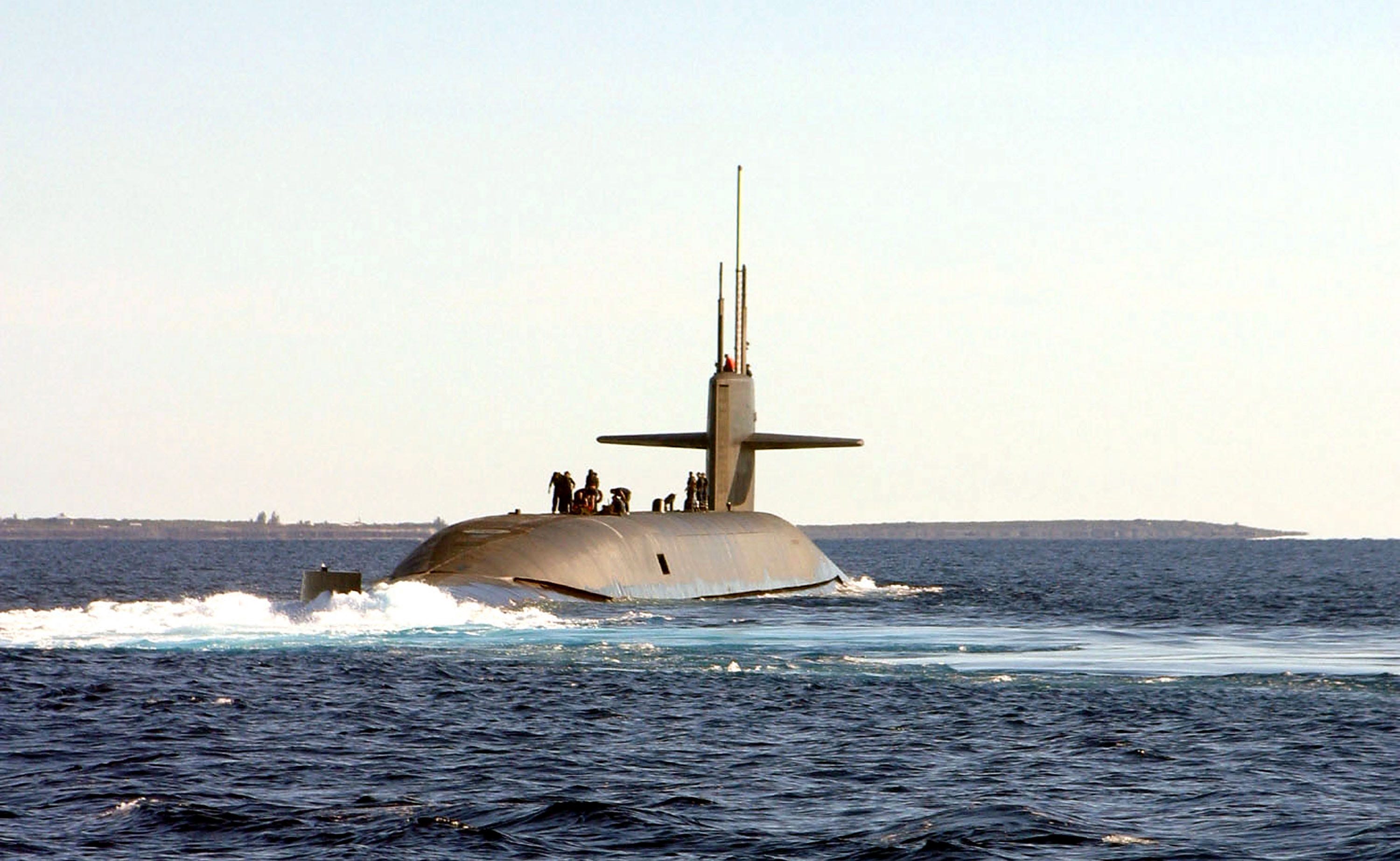 Ein U-Boot der Ohio-Klasse taucht vor der Küste der Bahamas aus dem Meer auf.