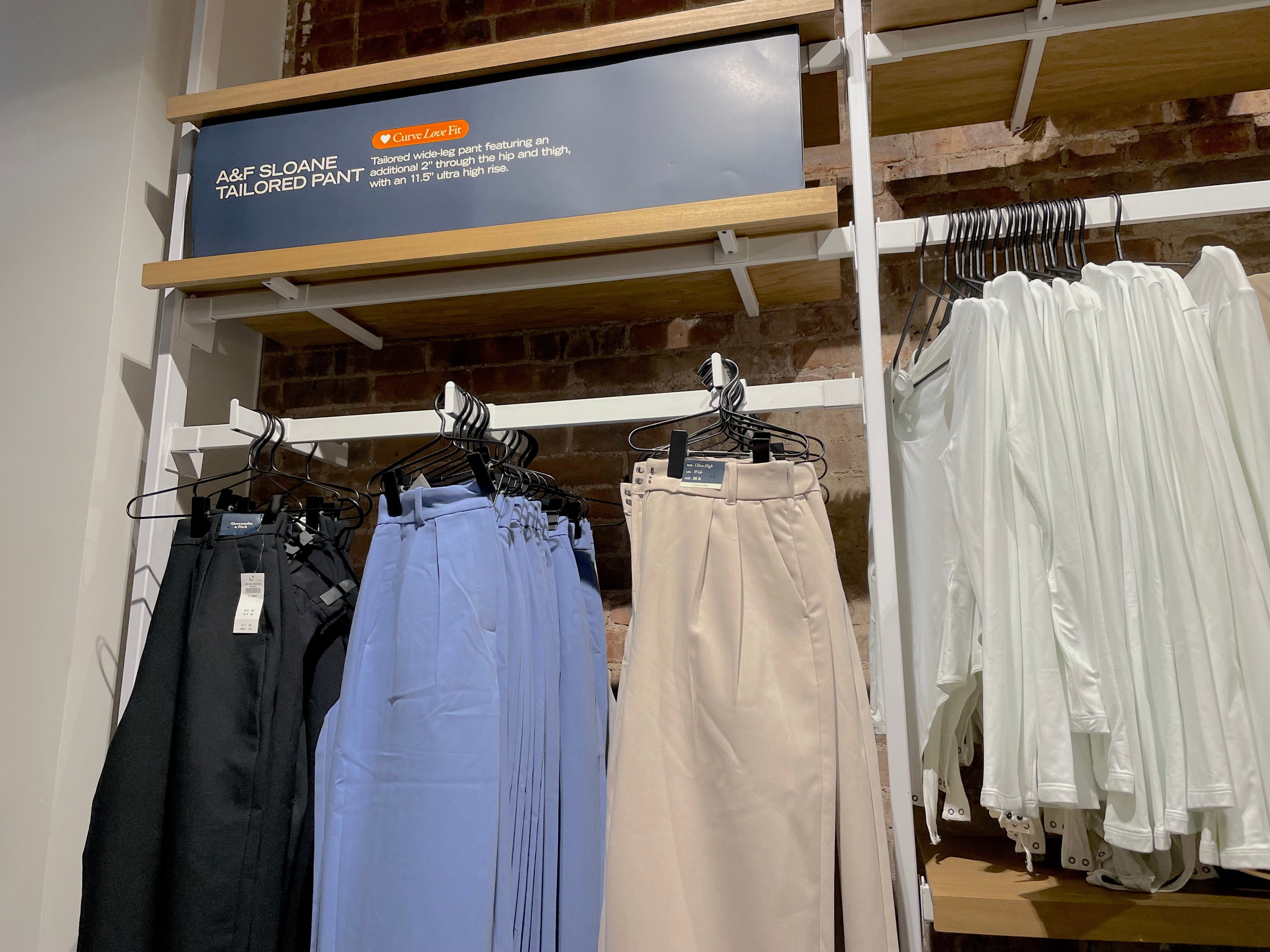 Hosen werden auf Wandregalen im Geschäft von Abercrombie and Fitch ausgestellt