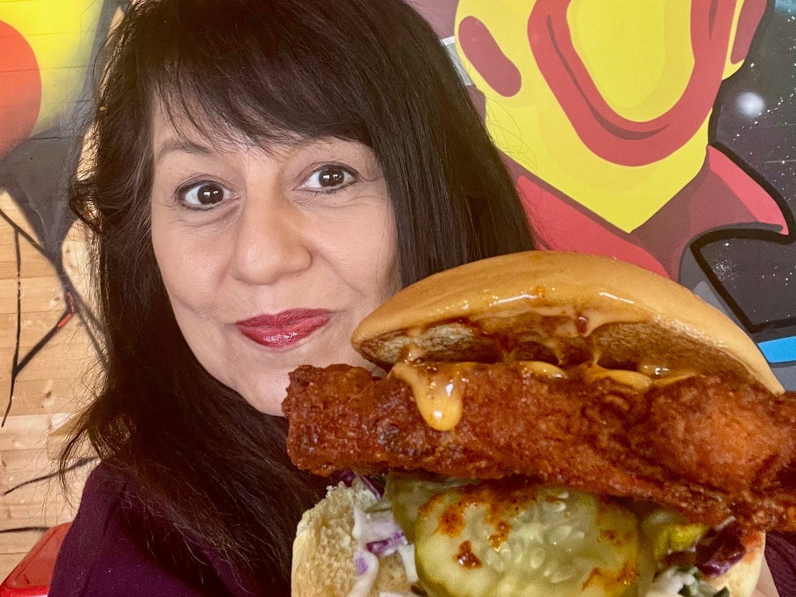 Nancy Luna, Korrespondentin für Essen und Restaurants bei Business Insider, bewertet das frittierte Blumenkohlsandwich bei Dave's Hot Chicken.