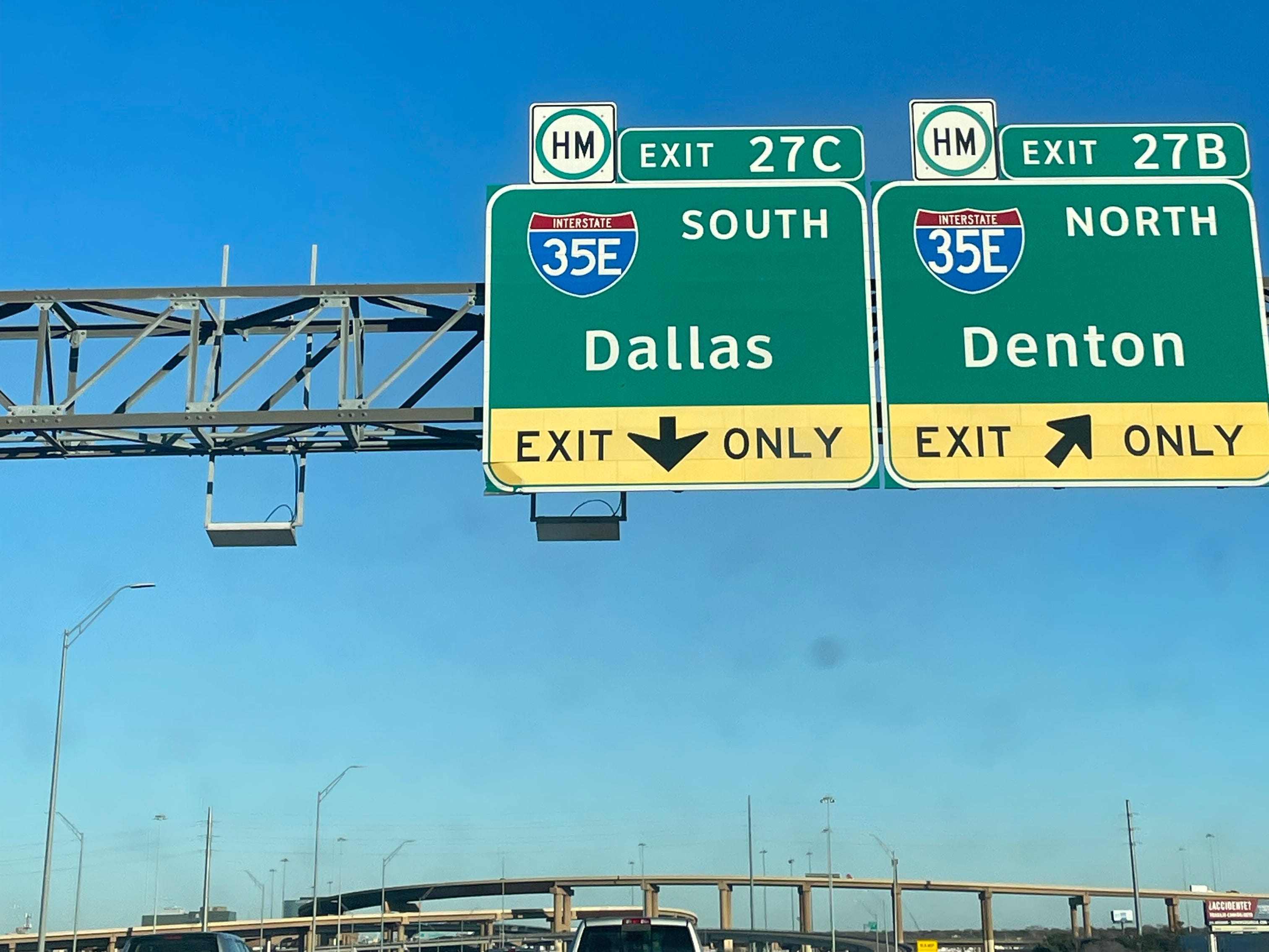 Ein Autobahnschild für Dallas.