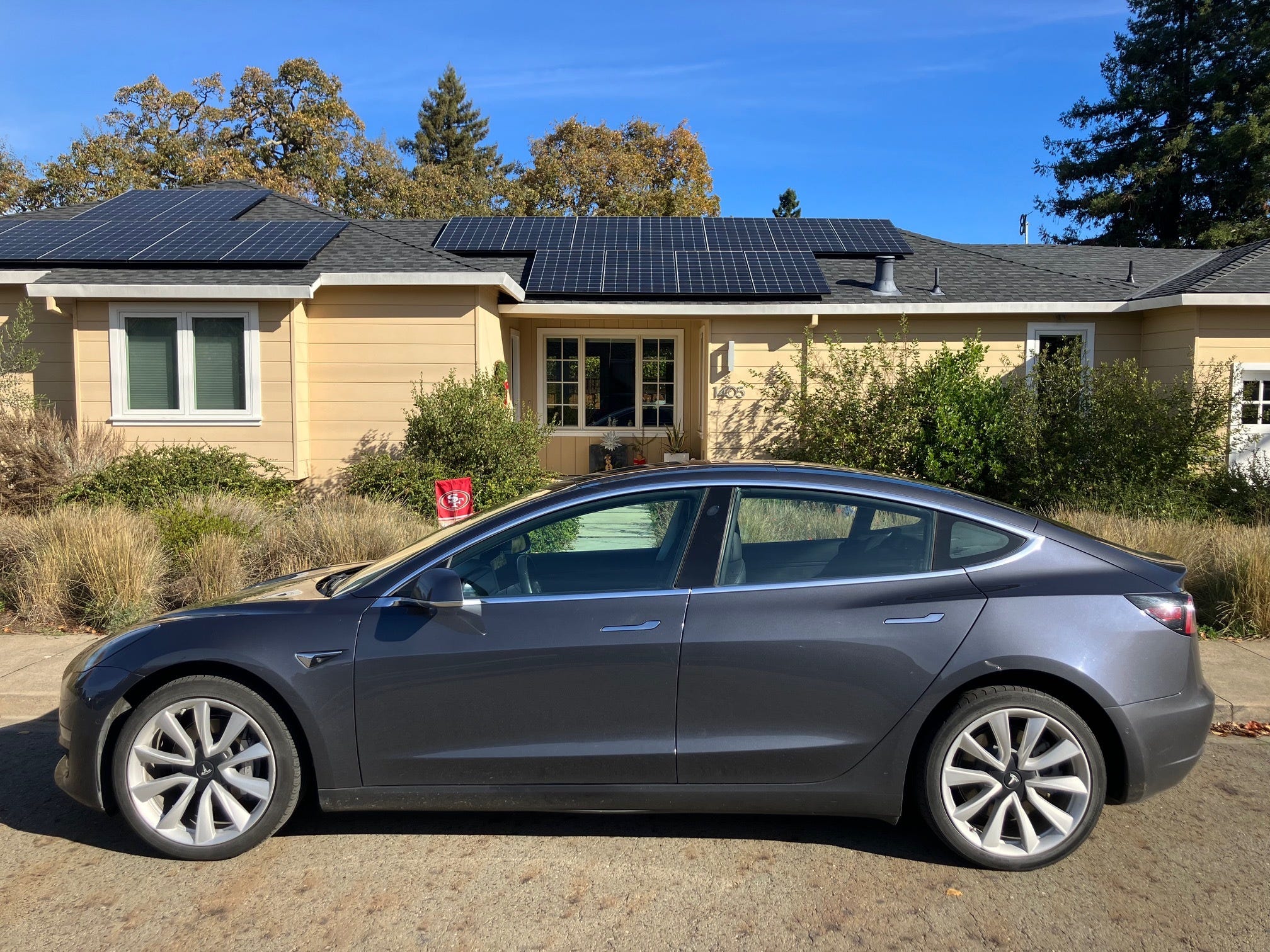 Tesla Model 3 vor einem Haus in San Francisco