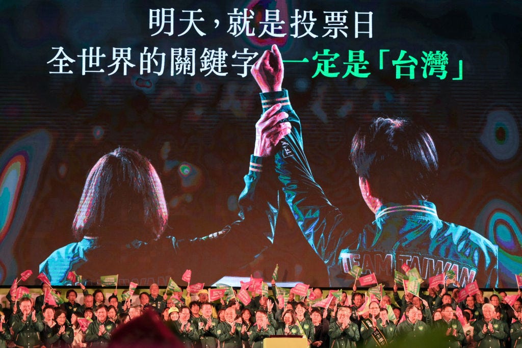 Taiwans Präsidentin Tsai Ing-wen (Mitte) winkt vor einem riesigen Bildschirm, auf dem zu sehen ist, wie Lai Ching-te, Präsidentschaftskandidat der regierenden Demokratischen Fortschrittspartei (DPP) für 2024, während einer Wahlkampfkundgebung in New Taipei seine Hand mit Tsai reicht Stadt am 12. Januar 2024.