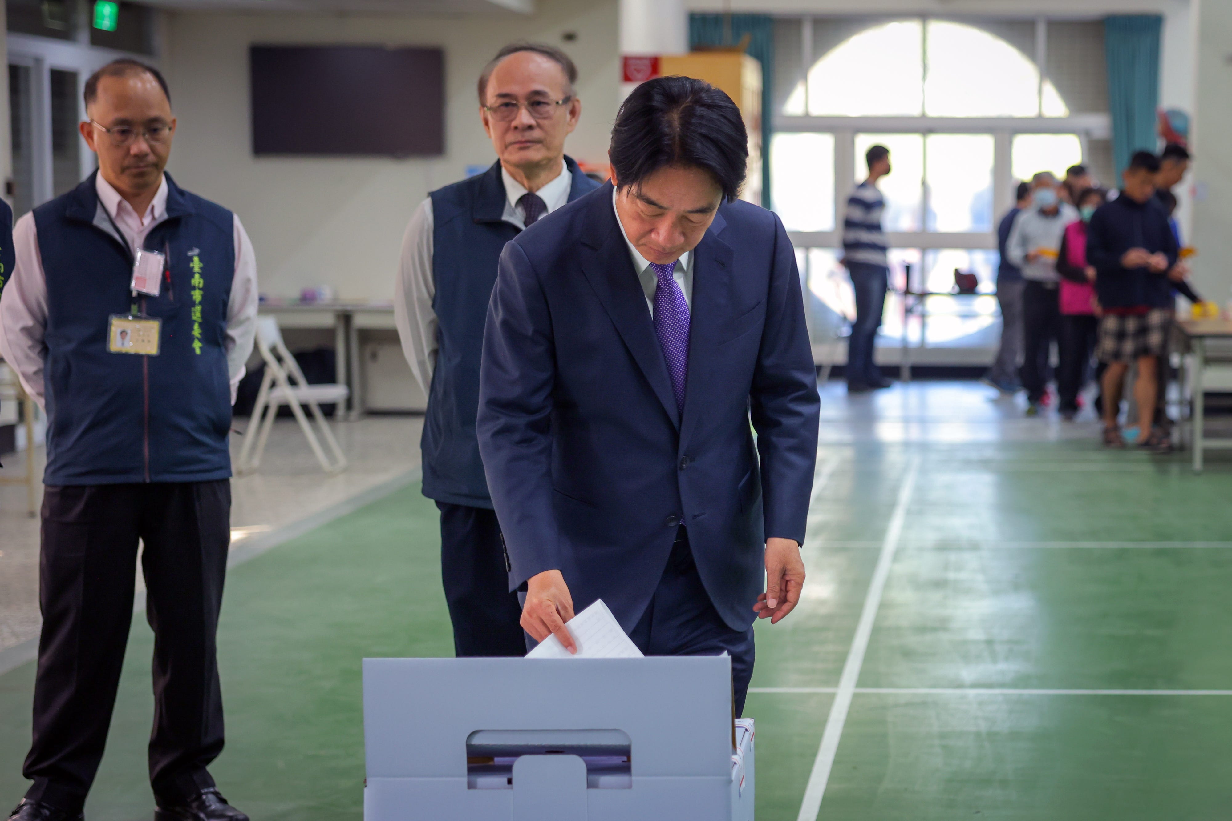 Taiwans Vizepräsident und Präsidentschaftskandidat der regierenden Demokratischen Fortschrittspartei (DPP) Lai Ching-te (Mitte) gibt am 13. Januar 2024 in Tainan, Taiwan, seinen Stimmzettel ab.