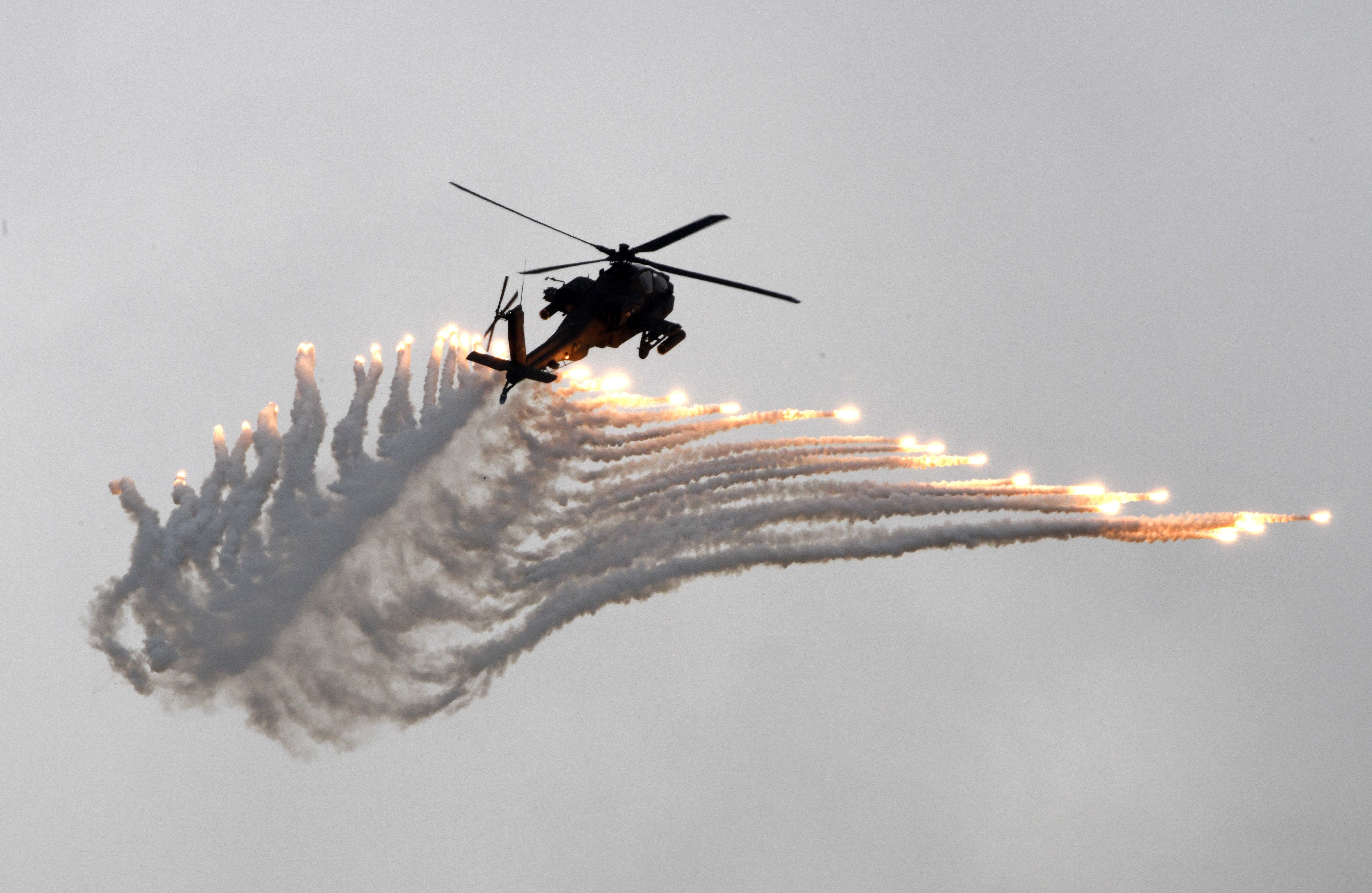 Ein AH-64 Apache-Kampfhubschrauber feuert während der Han-Kuang-Übung auf dem Luftwaffenstützpunkt Ching Chuan Kang (CCK) in Taichung, Zentraltaiwan, am 7. Juni 2018 Leuchtraketen ab.