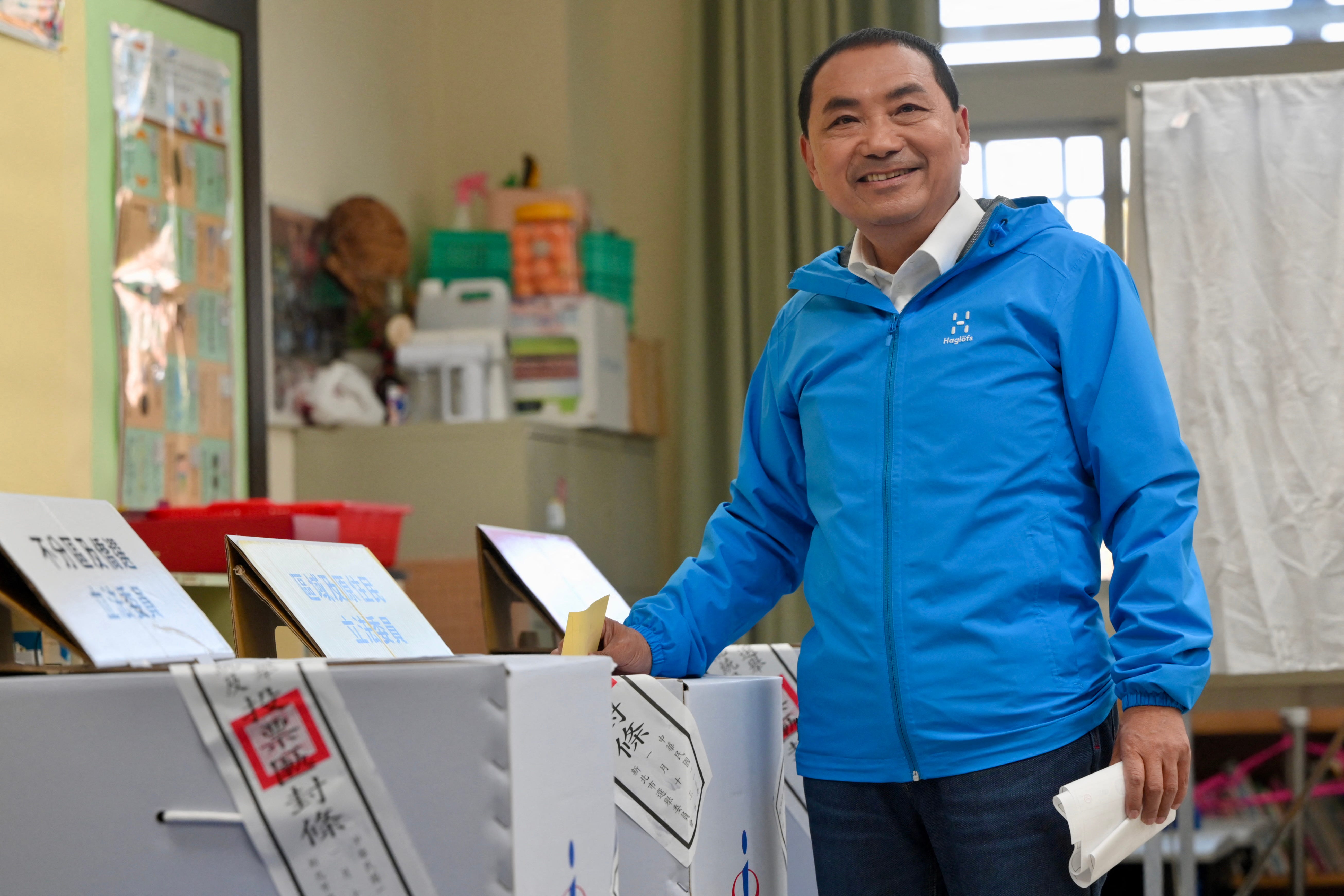 Taiwans Präsidentschaftskandidat Hou Yu-ih von der größten Oppositionspartei Kuomintang (KMT) gibt seinen Stimmzettel bei der Präsidentschaftswahl in New Taipei City am 13. Januar 2024 ab.