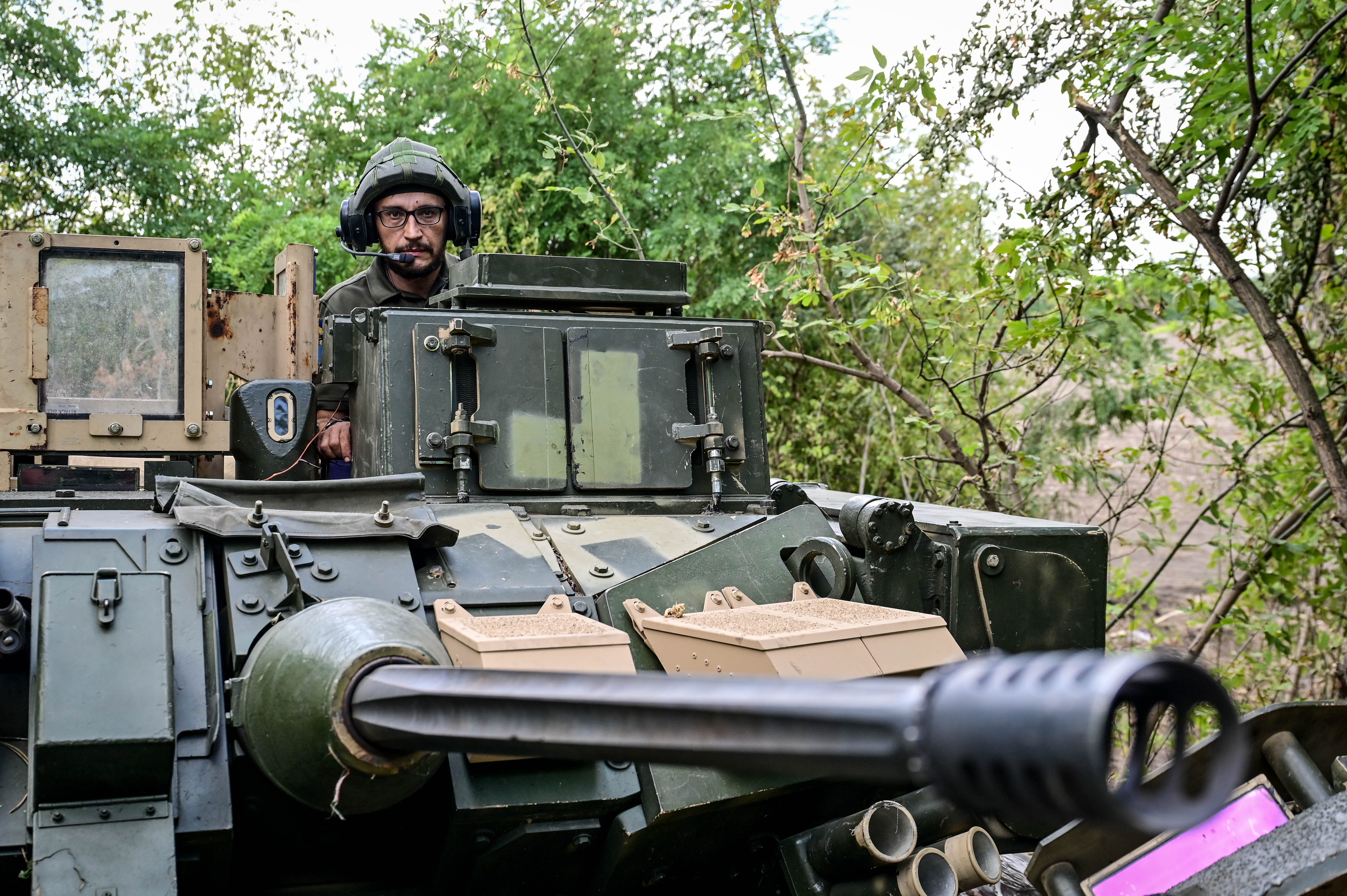 Schütze „Molfar“, 39, ein Bradley-Schützenpanzer-Besatzungsmitglied der 47. Magura-Mechanisierten Brigade, der an den Kämpfen zur Befreiung des Dorfes Robotyne von russischen Eindringlingen teilgenommen hat, steht in der Luke des Fahrzeugs in südöstlicher Richtung Saporischschja.