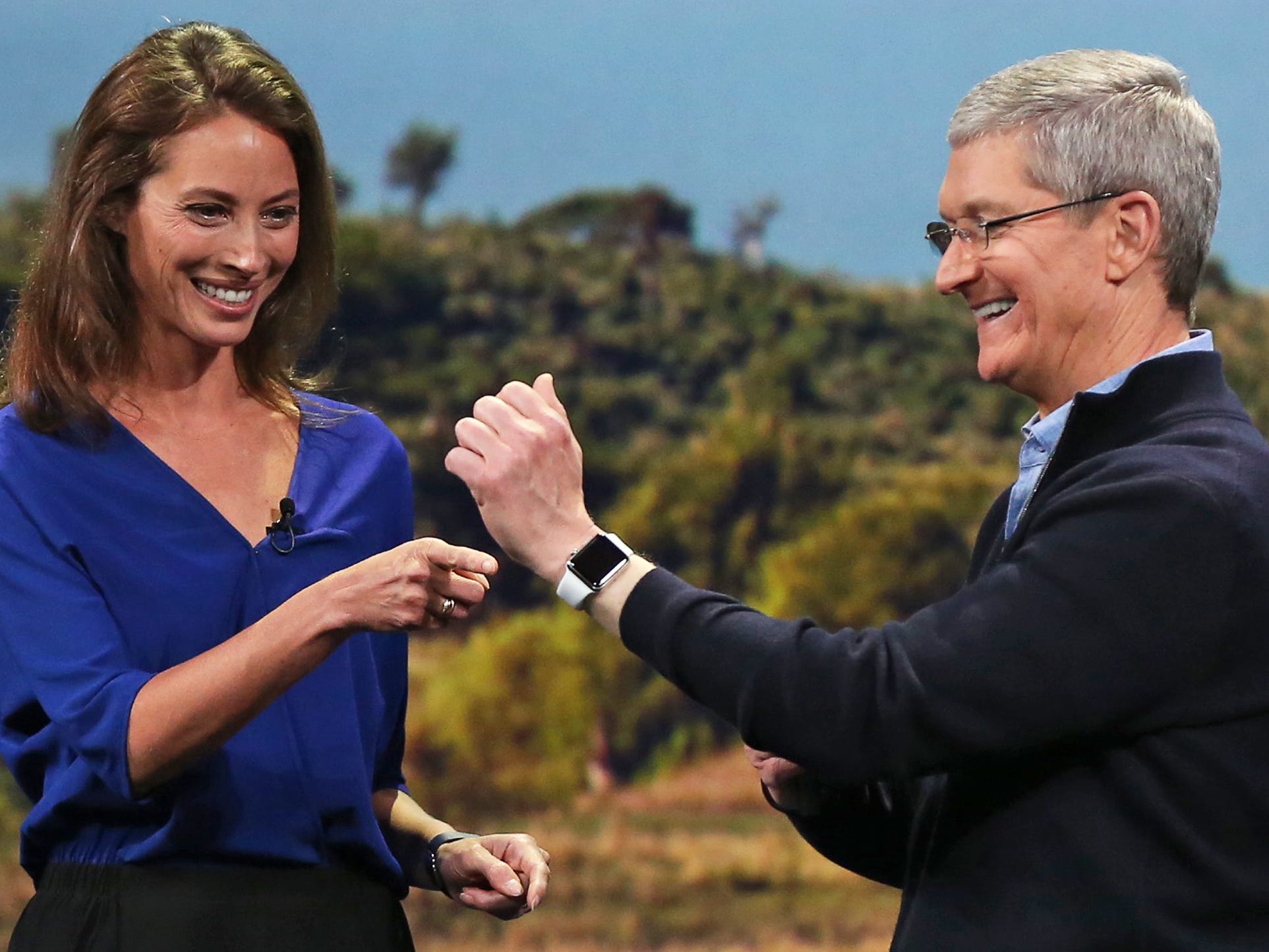 Tim Cook, der eine Apple Watch trägt, steht dem Model Christy Turlington während einer Apple-Veranstaltung zur Produktvorstellung gegenüber.